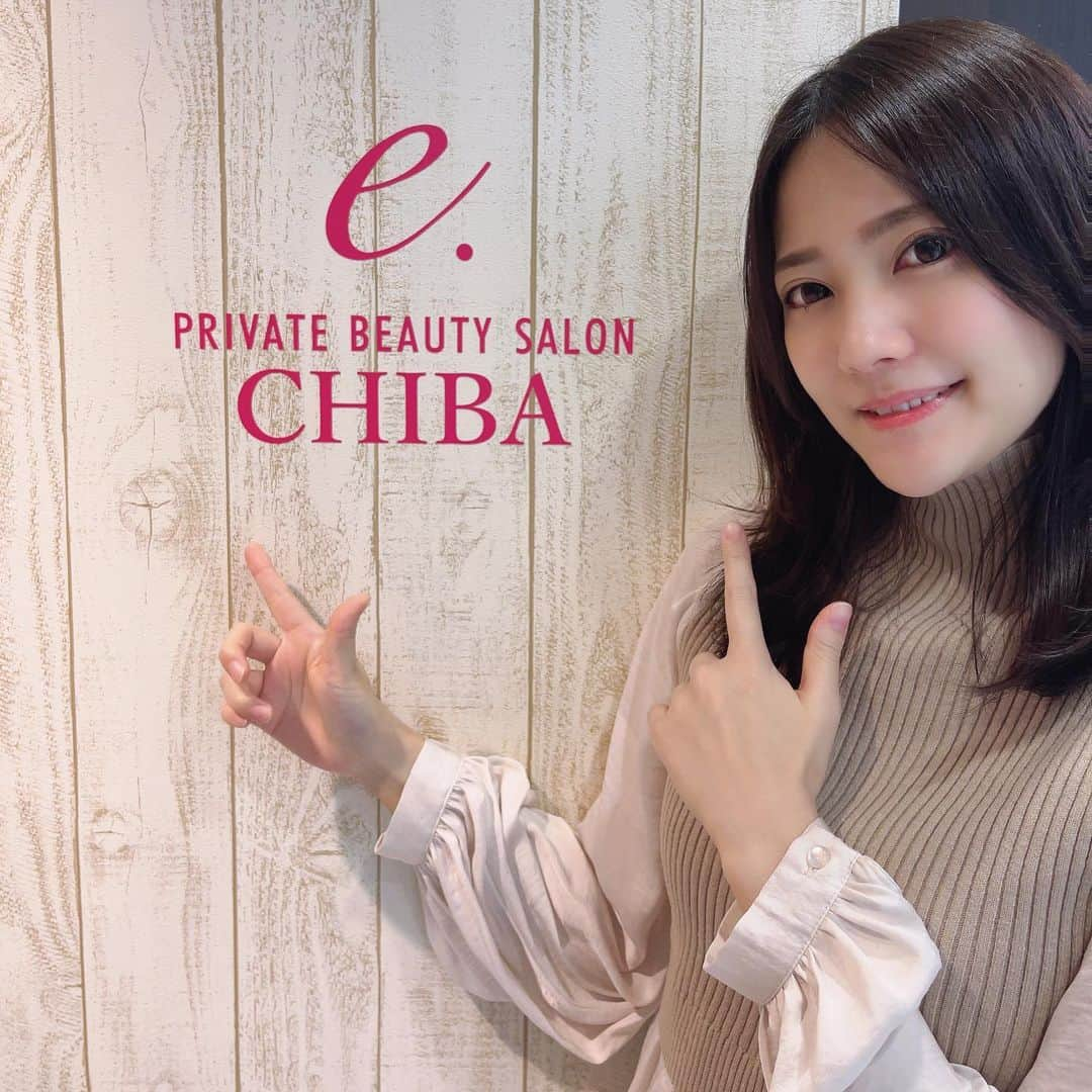 玉城マイさんのインスタグラム写真 - (玉城マイInstagram)「e.PRIVATE BEAUTY SALON千葉店さんに行ってきました♡初めて行ったんですけど、控えめに言って最高でした😭ビタミンCの時点ですでにぷるぷるに！！﻿ 3枚目の写真はEMSのbefore、afterです！﻿ フェイスラインがかなり上がっててびっくりした♡﻿ ﻿ ちなみに、ビタミンCとヒト幹細胞培養液の施術をしてもらいました！！﻿ ﻿ 流れはこんな感じ↓↓﻿ ①スチームで温めてながら毛穴を開く﻿ ②クレンジング﻿ ③ホットタオルを顔に乗せて汚れを浮かせて拭きとる﻿ ④毛穴洗浄﻿ ⑤ビタミンCを浸透させていく(シミ・美白効果あり)﻿ ⑥ 人幹細胞培養液を浸透させていく(肌質改善効果・シミ・シワにも効果あり)﻿ ⑦EMS(表情筋を刺激してフェイスラインを引き締めてくれる上に、⑤と⑥を奥まで浸透させてくれる)﻿ ⑧ 人幹細胞培養液で仕上げ﻿ ﻿ 終わってからぷるぷるのもちもちで、また通いたいって思ってすぐに予約した。笑 お肌に贅沢をさせてあげられるから嬉しい♡ ﻿ #イードット #イードットプライベートビューティ #エアー注射#針なし注射#ニードレスインジェクター インジェクター#ヒト幹細胞#ヒト幹細胞培養液#ヒト幹細胞エステ#ヒアルロン酸#プラセンタ#美活#肌再生#リフトアップ#モチモチ肌#ツルツル肌 #毛穴の開きなくなります#最新美容機器#若返り#完全個室#お子様連れok#本日のお客様#千葉県 #千葉市 #千葉市エステ」3月8日 23時42分 - tamagame777