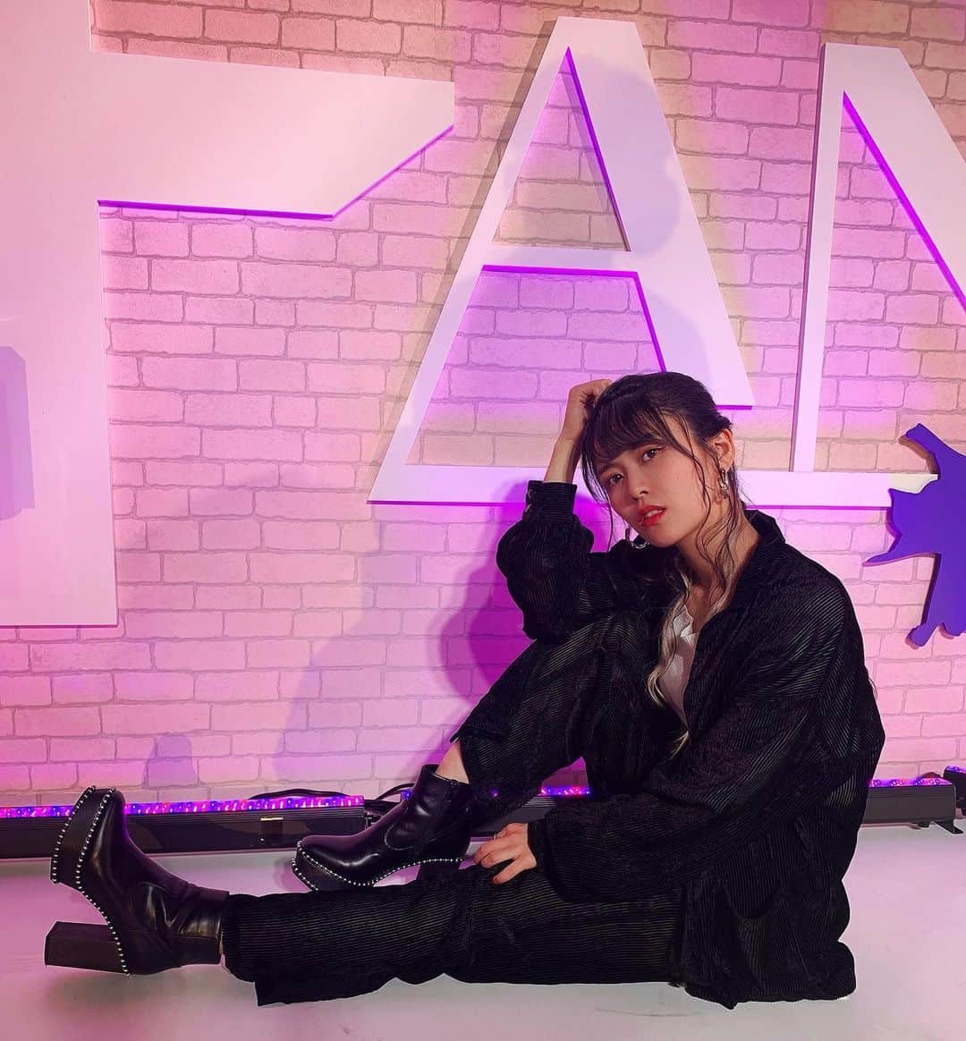 相羽あいなのインスタグラム：「Ａの下で謎に決めポーズ😏❤️  セットアップ　@jouetie_official  靴  @moussyofficial   #コーデ #春コーデ  #歌う曲でコーデ決めた #moussy #jouetie」