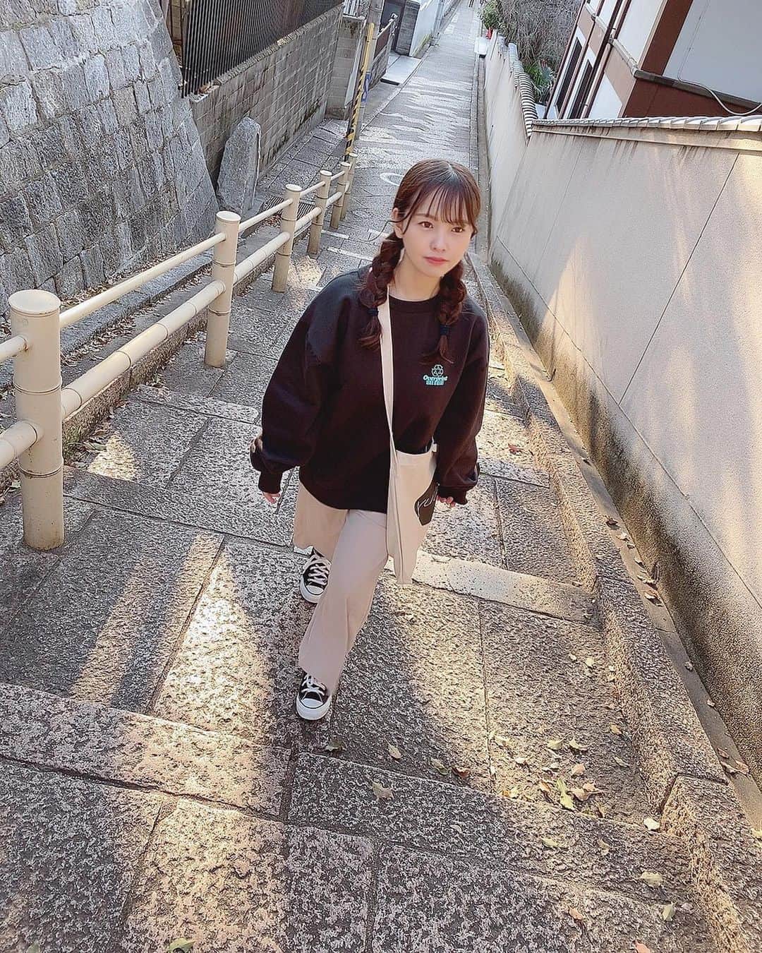 本郷柚巴のインスタグラム：「まだまだ寒い🥶  猫を見たらほっとけない🐙  #トレーナー  #flowpstore  #overprint  #converse  #猫」