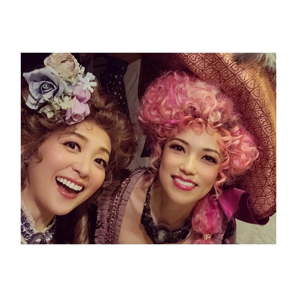 彩乃かなみのインスタグラム：「﻿ ﻿ 在団中からずーっとお優しく穏やかな﻿ ゆみこさん﻿ 梅芸では二人楽屋で早替り部屋もご一緒﻿しています ﻿ そして﻿ シアターオーブでは三人部屋の楽屋で一緒だった﻿ あっちゃんとゆみこさんと📷️💓﻿ ﻿ あっちゃんも朗らかーな方なので 東京も大阪もほんわかした楽屋で落ち着くのです ﻿ ﻿ #彩吹真央 さん﻿ #家塚敦子 さん﻿」