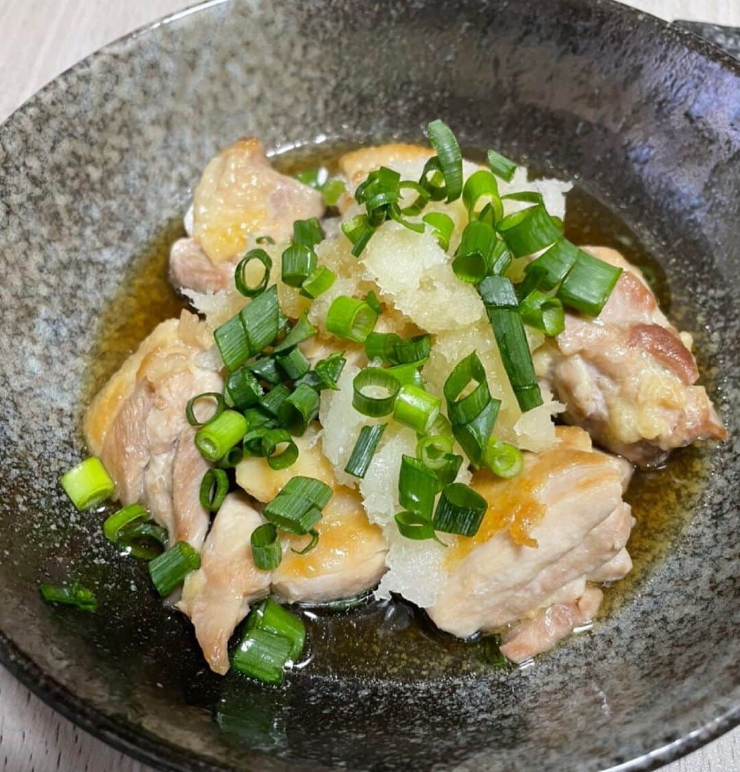 あんりのインスタグラム：「○鶏肉のみぞれ煮 ○大根ときゅうりの和風マヨサラダ  みぞれ煮は煮とはいいつつ、一切煮込みなしの焼いた鶏肉にめんつゆとカンタン酢を混ぜたものをかけただけ！！ 簡単なのに最強の味！！  なんか味がパッとしなかった大根ときゅうりのサラダにかつお節と海苔かけたら味が締まりました！！  #料理  #婚活 #未来の旦那様へお先にいただきます  #ぼる塾」