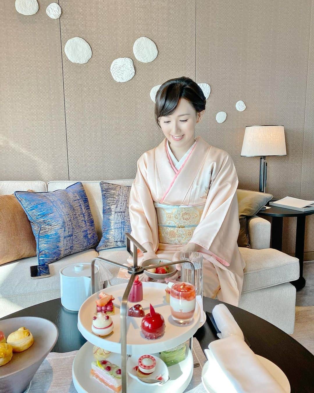 谷中麻里衣のインスタグラム：「When the food matches your outfit 💕  珍しくアフタヌーン再び😮笑 美味しすぎて、しかも大好きなブラータチーズとフライまでいただいて幸せでした🍓 その後はダイエットの日々💪笑  お着物の金彩にあわせて、ともちゃんにもらった髪飾り🌸  #アフタヌーンティー#着物#訪問着#麻里衣きもの#和田光正#コレットマルーフ」