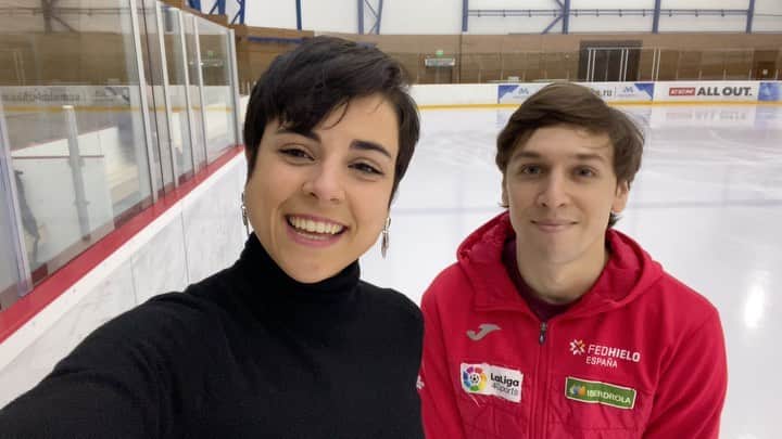 のインスタグラム：「Gracias a todos por vuestro apoyo ♥️🙌🏻⛸  Aquí, celebrando el #diadelamujertrabajadora de la mejor manera: trabajando en equipo.  Para saber más sobre la noticia, ver los vídeos de los programas, los horarios del mundial y demás, @elegasolina_tve y @palomadelriotve os lo explican estupendamente en la noticia que os dejo en mis stories 📲  #stockholm2021 allá vamos🇸🇪✨」