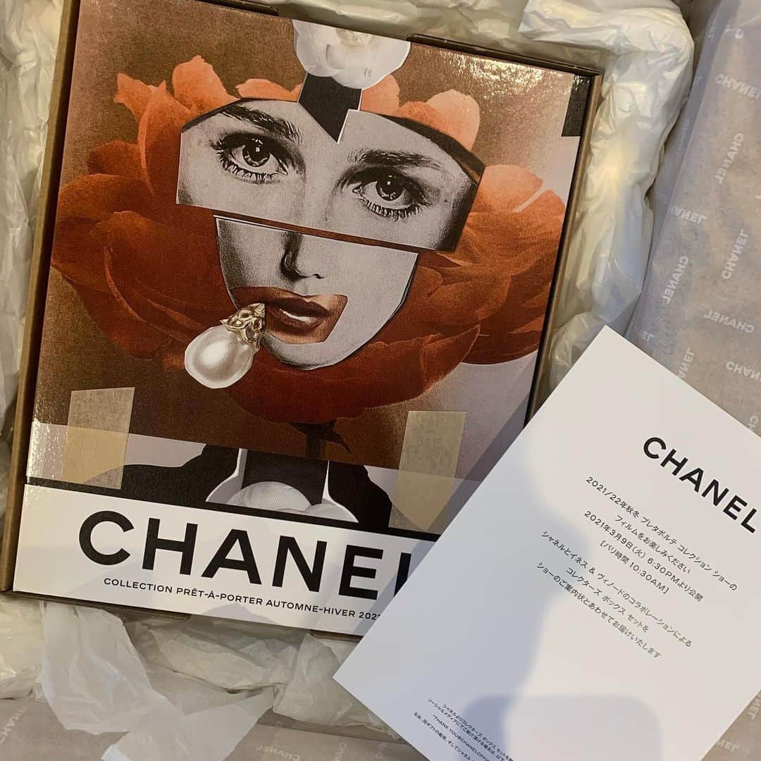 飯島望未のインスタグラム：「Lovely invitation for CHANEL  Fall-Winter 2021/22 Ready to wear show Japan time March 9th 2021 6:30pm  (Paris time 10:30am)   Collage created by Inez & Vinoodh @inezandvinoodh @chanelofficial   CHANELとイネス&ヴィノードのコラボレーションによるコレクターズボックスセットとショーの案内状が届きました。 #CHANELFALLWINTER」