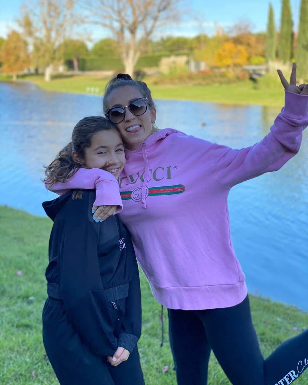 ソフィア・バルビのインスタグラム：「Feliz día a nosotras... amigas, hermanas, tias, primas, abuelas, mamá y en especial a ella, Delfi, la mujer de mi vida que me enseñó y me enseña tanto... 💪💪💪」