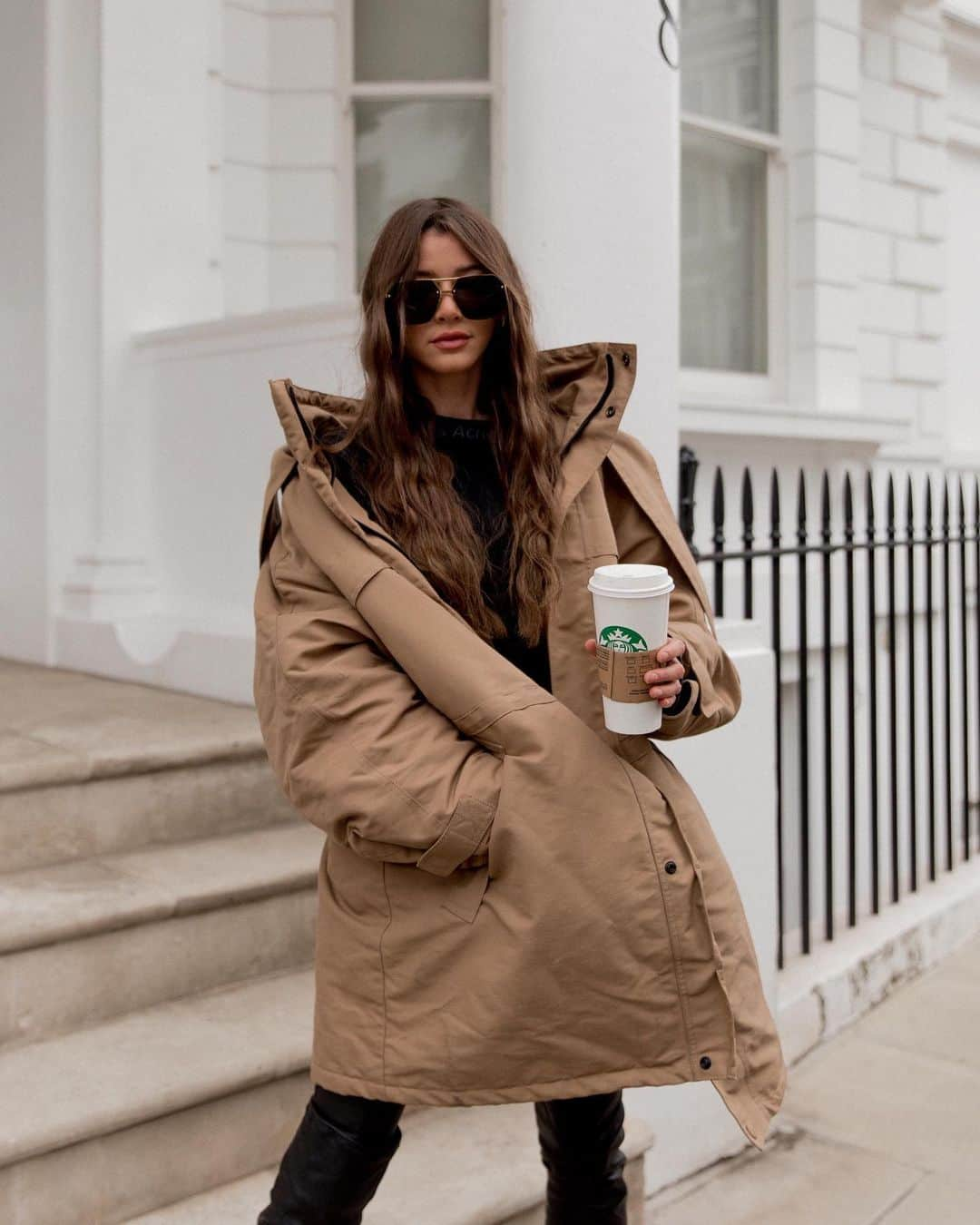 エレノア・カルダーさんのインスタグラム写真 - (エレノア・カルダーInstagram)「Morning coffee run in my biggest warmest coat @balenciaga 📸: @lydiaxcollins」3月9日 2時31分 - eleanorcalder