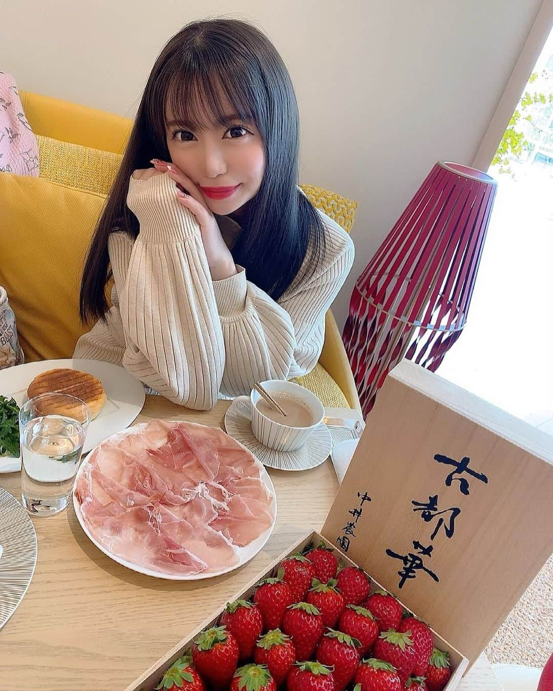 初美りんのインスタグラム：「友達とランチ行った時の♡♡ 今度一緒にデートしようね？☺️💋  #vuittoncafe #launch #いちご #黒髪女子」