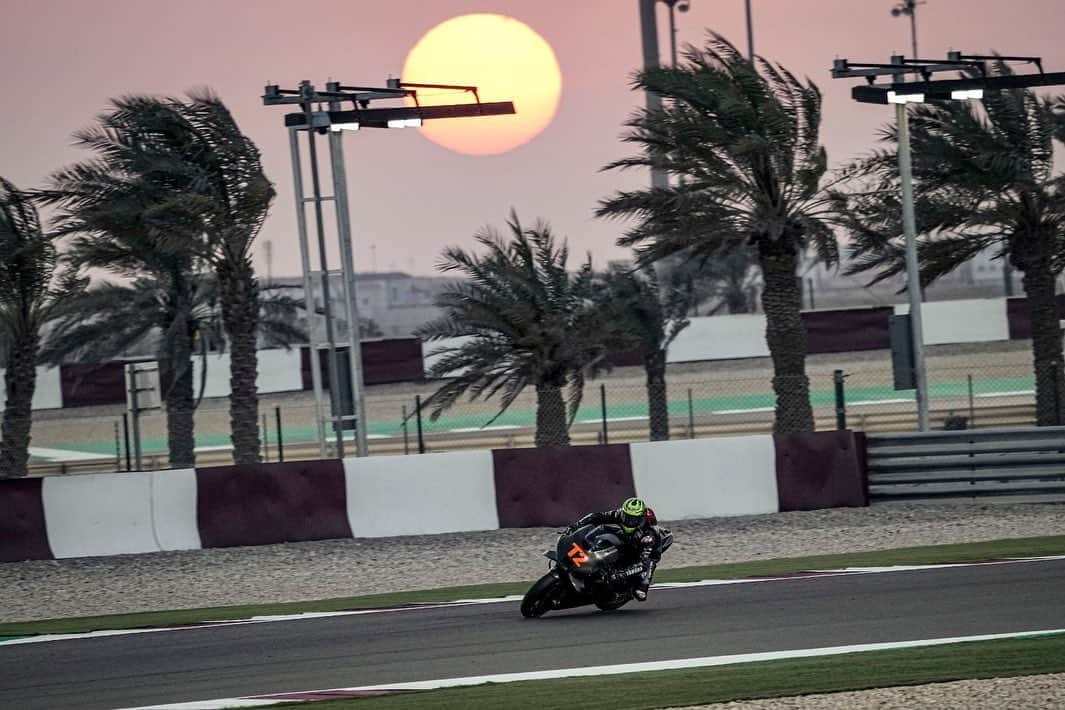 カル・クラッチローさんのインスタグラム写真 - (カル・クラッチローInstagram)「Back on the Yammy after 7 years away. Enjoying a lot working with @yamahamotogp in Qatar.  Some more days testing coming up this week …」3月9日 3時39分 - calcrutchlow