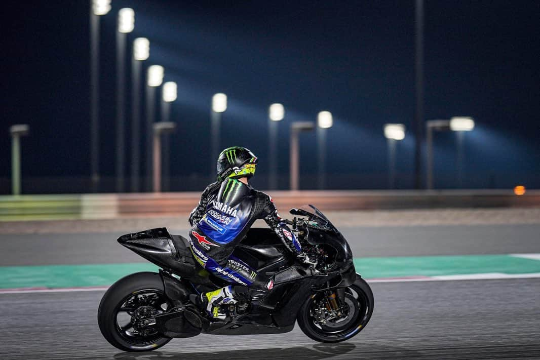 カル・クラッチローさんのインスタグラム写真 - (カル・クラッチローInstagram)「Back on the Yammy after 7 years away. Enjoying a lot working with @yamahamotogp in Qatar.  Some more days testing coming up this week …」3月9日 3時39分 - calcrutchlow