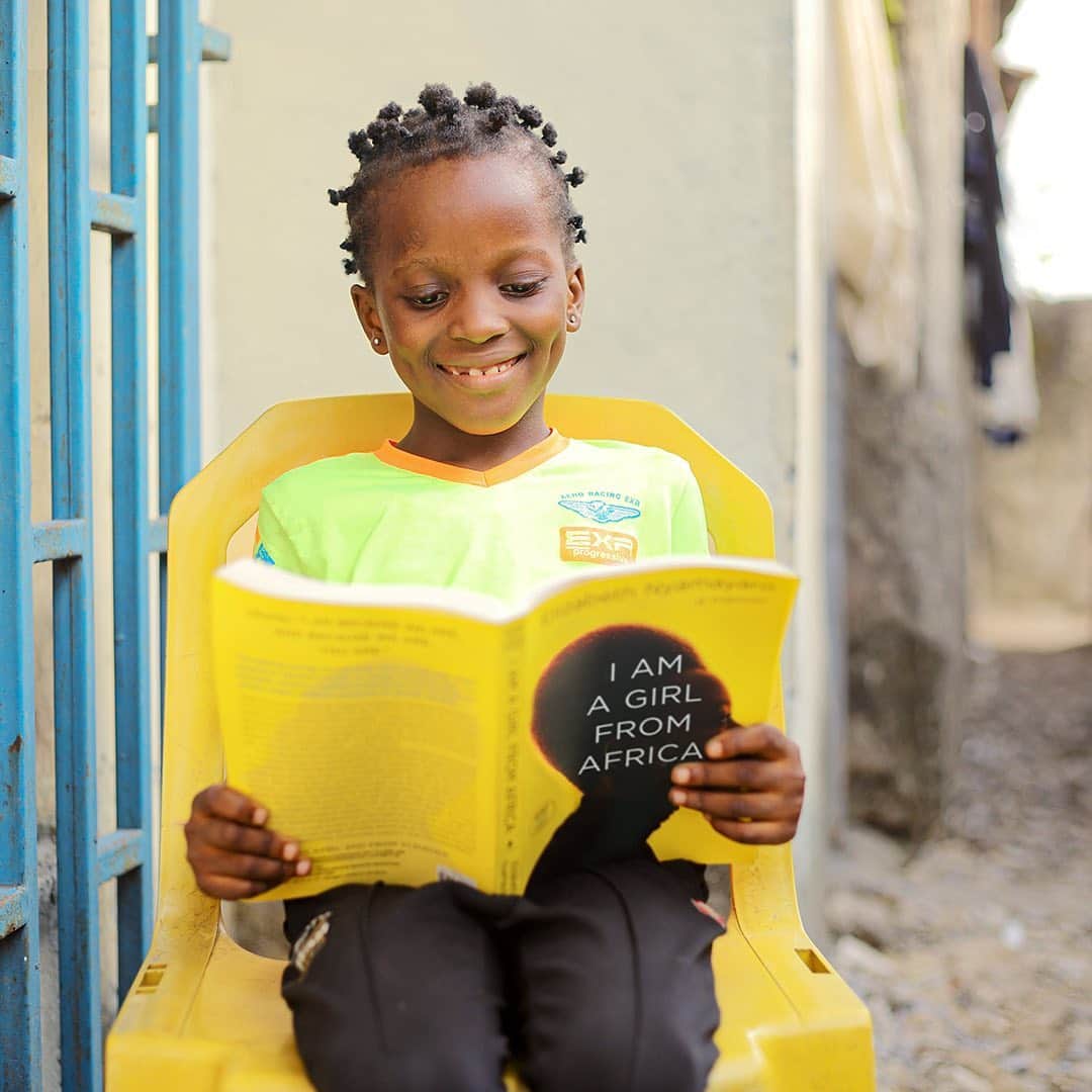 マーゴット・ロビーさんのインスタグラム写真 - (マーゴット・ロビーInstagram)「The COVID-19 pandemic has caused the largest disruption of education in history, impacting up to 1.5 billion learners due to school closures. Yet we know that when we rob young people of the opportunity to education, we also rob them of their dreams. The loss of those dreams—to get an education, to make life better for themselves and their families, to broaden their possibilities—is also a loss for our communities and countries. When a young people loses the opportunity to an education, none of us achieve the prosperity that we would otherwise enjoy.  TAKE ACTION | 3 great organizations to support for education equality      •    @gpforeducation - is the largest global fund providing resources to ensure that more children in lower-income countries get access to education.     •    BooksForAfrica.org - donates books to students in Africa. Books For Africa, believes that education is the great equalizer in the world, and books are at the foundation of a strong educational system. They have thus far donated 50 million books to Africa.     •    @malalafund - works for a world where every girl can learn and lead. They invest in education activists/advocates who are driving solutions to barriers to girls’ education in their communities.  #IWD」3月9日 4時00分 - margotrobbie