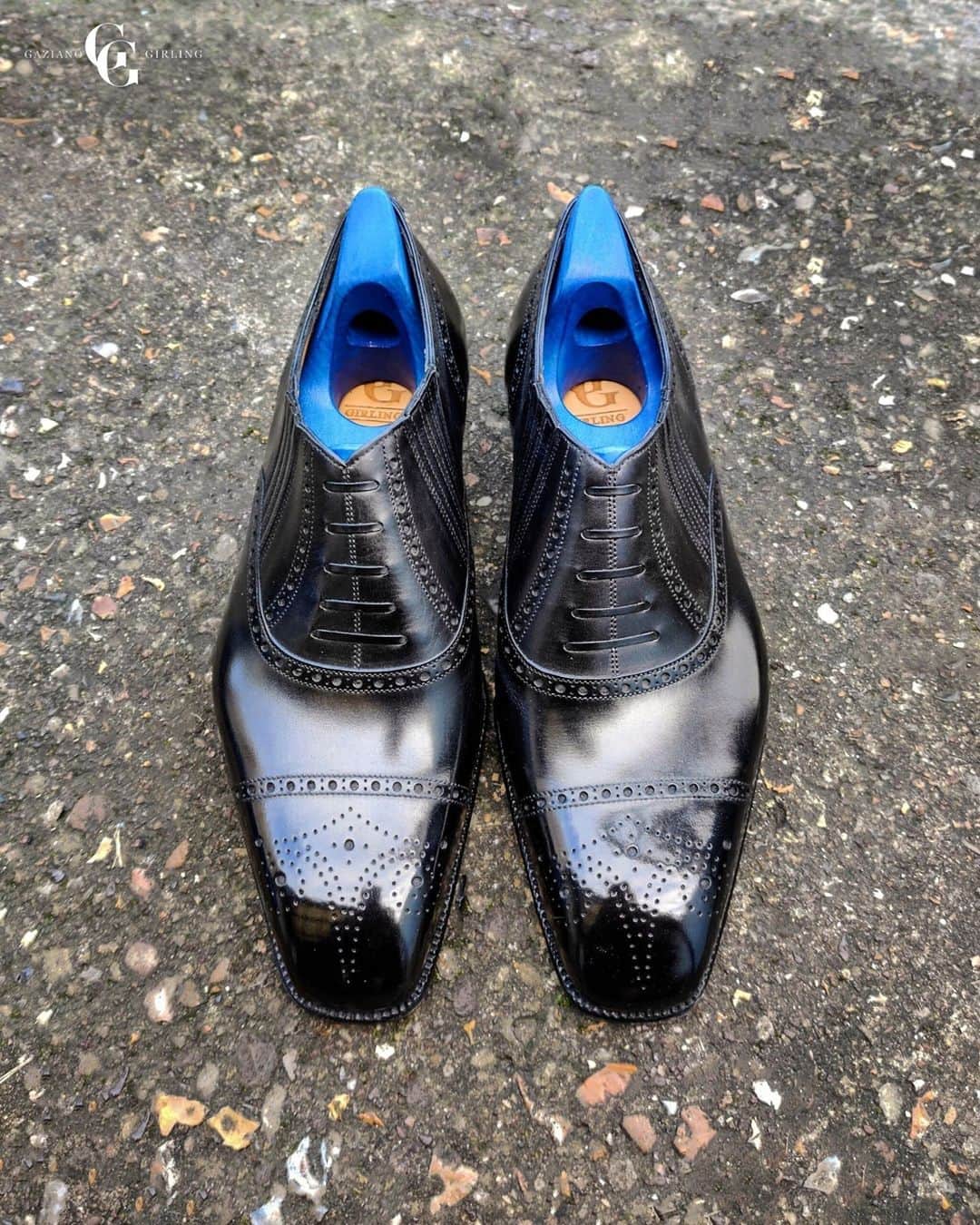 ガジアーノ&ガーリングさんのインスタグラム写真 - (ガジアーノ&ガーリングInstagram)「The Bespoke Lazyman in Black Freudenburg Single Leather With Mock Cap, Mock Counter & Mock Lacings -  Finalised with Brass Toe Caps & Gaziano Girling Blue Trees.  . . . . . . . .  #shoes #mensshoes #boots #mensboots #menboots #menshoes #shoegame #highendshoes #whatsonyourfeet #shoestyle #shoegamecrazy #shoegameonpoint #shoegamestrong #dapper #ootd #shoesaddict #shoesforsale #mensfashion #kickstagram #sotd #mensfashionpost #menswear #menwear #menstyle #mensstyle #shoegazing #shoestagram #shoeplug」3月9日 4時00分 - gazianogirling
