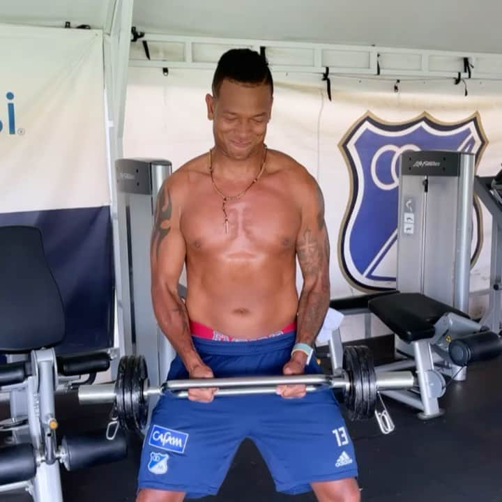 フレディ・グアリンのインスタグラム：「SI SE PUEDE, TODO ESTÁ EN TU MENTE.. ESTA NOCHE 7PM EN UN ENVIVO LES CUENTO COMO HICE PARA BAJAR 14K  LOS ESPERO 💪🏾」