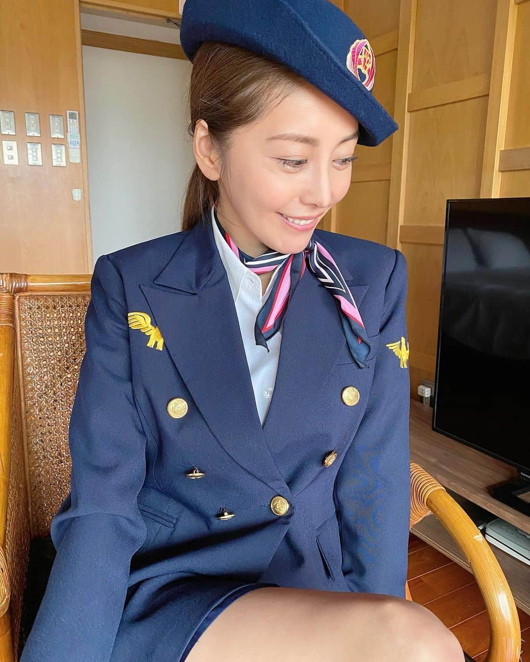 熊切あさ美さんのインスタグラム写真 - (熊切あさ美Instagram)「コスプレってわたし好きなのかも笑 なれない職業になれるから❤︎ 前回はラムちゃん 3月19日発売のDVDではスチュワーデスに☺️ 竹書房から発売 チェックしてね❤︎ また一位になりたい🥺✨ #ありがとう　#竹書房　#DVD #予約受付中　#熊切あさ美　#コスプレ　#グラビア　#ただいま」3月9日 13時42分 - asami_kumakiri