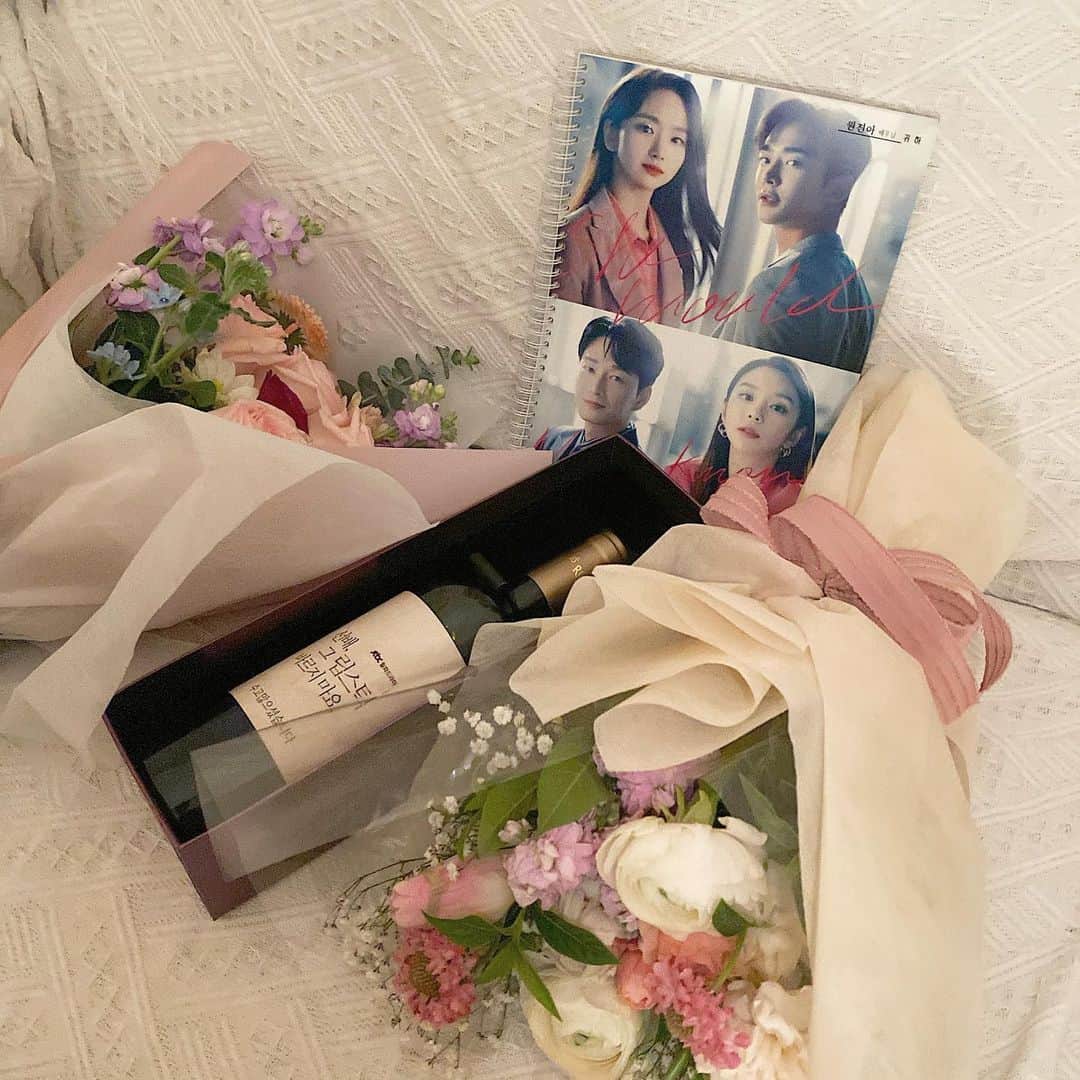 ウォン・ジナのインスタグラム：「아니 벌써...? 가지마.. 멀어지지마..💄」