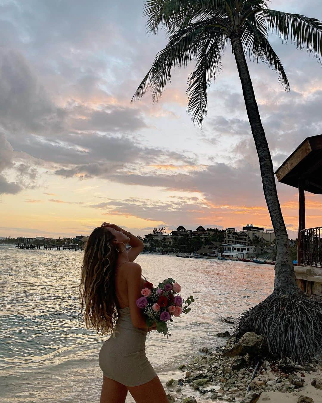 のインスタグラム：「🤍... I discovered that destiny, in Sanskrit, means storm. I believe there is no better definition. This being inside something chaotic and overwhelming. This coming out full of light or with broken wings. Before going back inside again. #lifeisbeautiful」