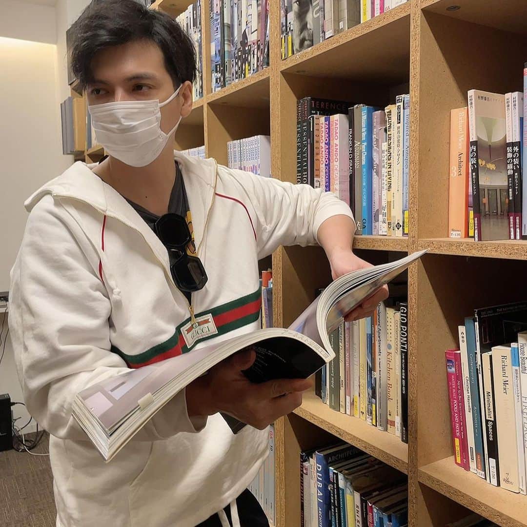 アレクサンダーのインスタグラム：「設計事務所で打ち合わせ そろそろお家建てたくなった デザイン事務所は今のと一緒❤️ 今の家もすごく気に入ってるよん」