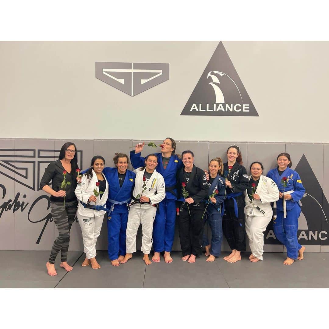 ギャビ・ガルシアのインスタグラム：「Everyday is our day!💪🏻 Only word for us! #girlboss   #fightlikeagirl   Who against us?? . . .」