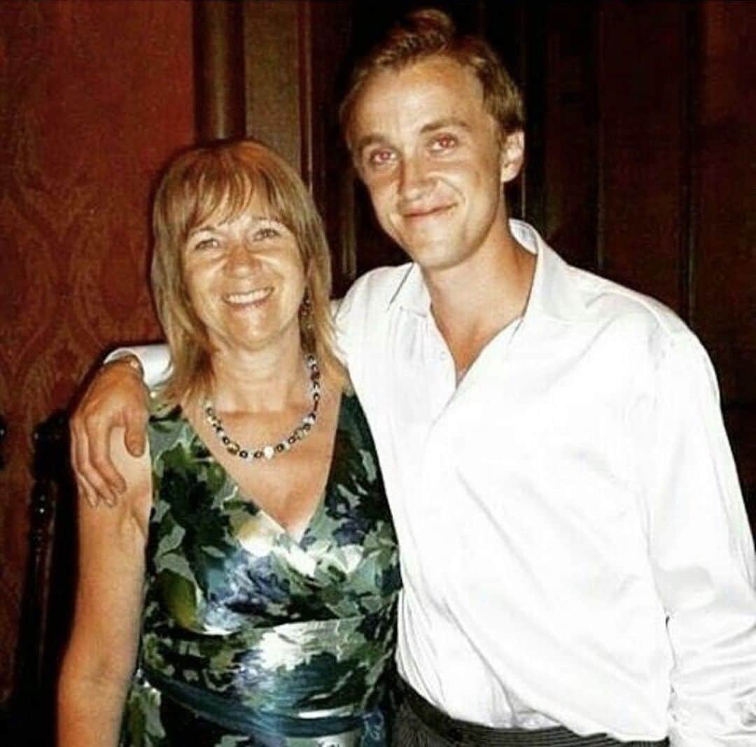 トム・フェルトンのインスタグラム：「happy #InternationalWomensDay to the strongest , kindest woman in the world . love you mum x」