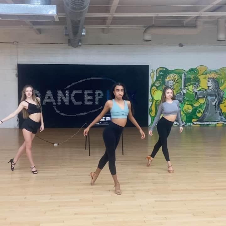 Addison Moffettのインスタグラム：「WHO RUN THE WORLD?! Moves by me #internationalwomensday  @danceplexprepro」