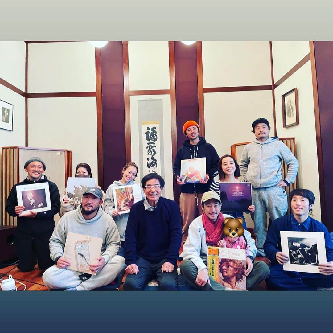 窪塚洋介のインスタグラム：「実は先週、ここの投稿で何度もご紹介している"山田豊文"先生の3日間の断食合宿in京都に家族と仲間と参加して来ました。  白鵬さん始めトップアスリート達が足繁く通う大先生の合宿は評判以上、想像以上に刺激的で、滝行などは人生で1番の寒さとその克服を経験し、音浴行では骨髄から聴く(効く)音を体感…。 「空腹感は幸福感」ということで新時代用の諸々のリセットとマインドセットを完了できたと思います。  『断食で治らない病気は、どんな治療でも治らない』というドイツの諺がありますが、 古からの知恵を現代のメソッドに落とし込んだ先生のスタイルに皆が体感と経験を通して共鳴する様はとても清々しいものでした。  「ゲームチェンジャー」や船瀬先生、枚挙にいとまがない賢者の知恵と共に、狂育で魑魅魍魎と化した現代社会を鼻で笑い、鼻歌で楽しんでいきたいと思います♪」