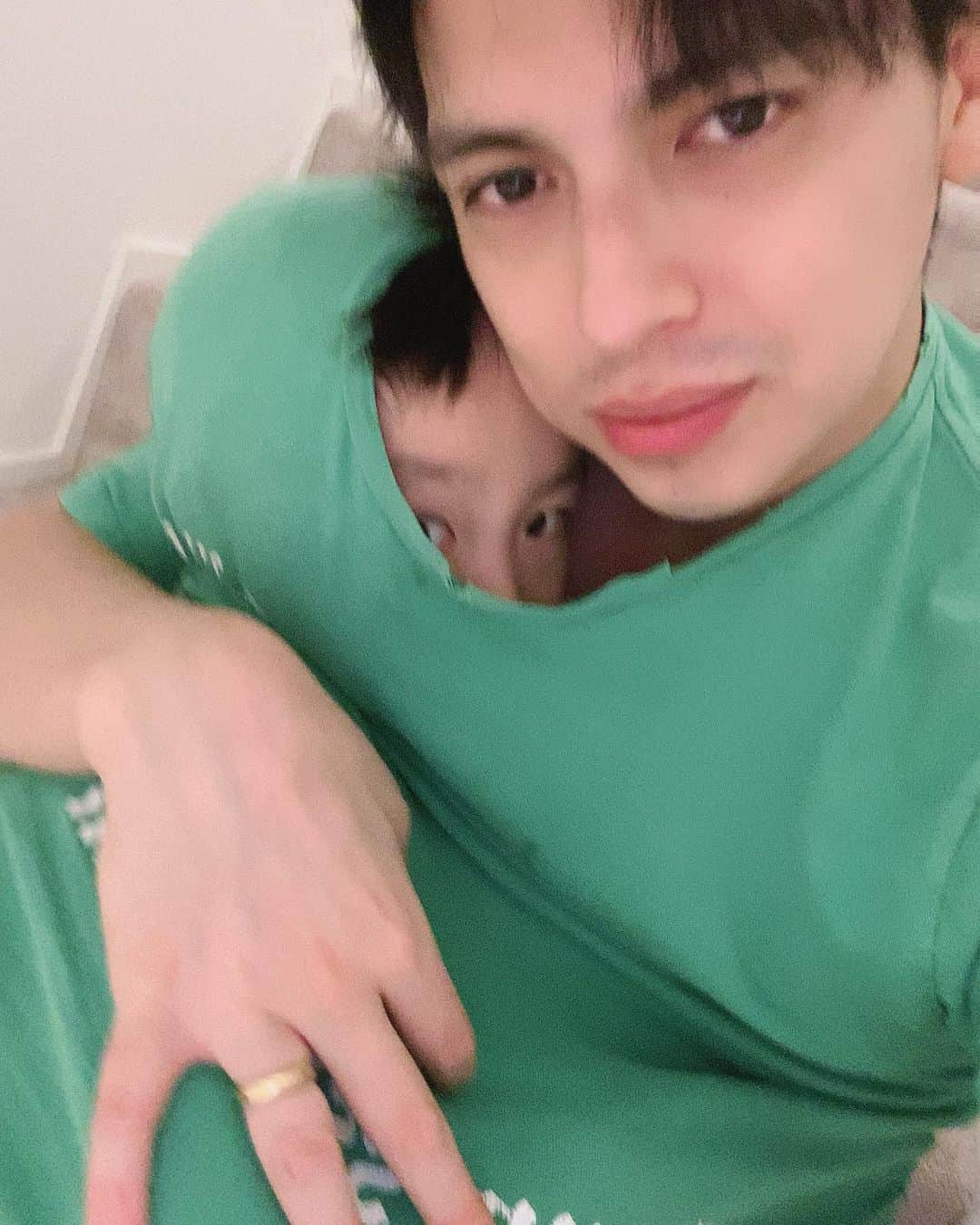 アレクサンダーのインスタグラム：「甘えん坊です❤️よ かなりの ^_^ 笑」