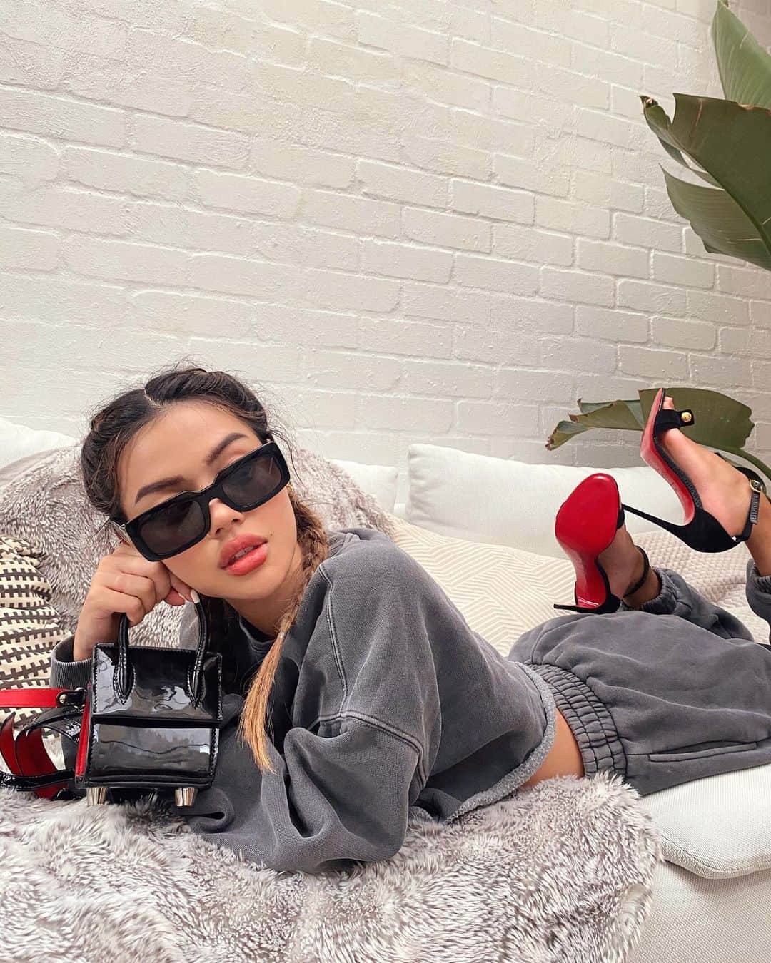 リリーマイマックのインスタグラム：「Airport ready for the #LoubiAirways @LouboutinWorld Show today! #ChristianLouboutin」