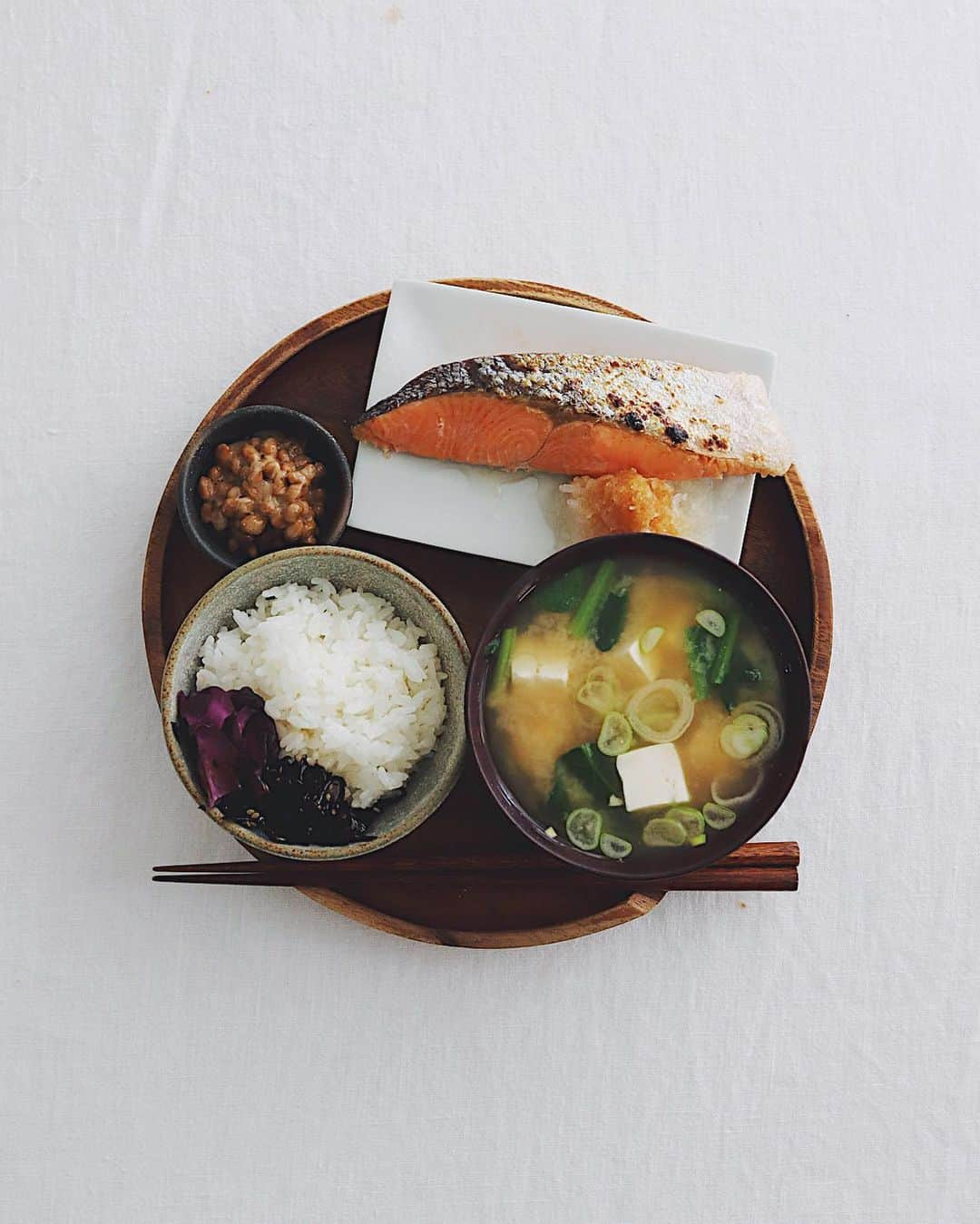 樋口正樹さんのインスタグラム写真 - (樋口正樹Instagram)「Today's breakfast . 今日の朝ごはんは焼き鮭と、 白飯、柴漬け、昆布、納豆、 豆腐とほうれん草の味噌汁。 . . . #朝食 #朝ごはん #焼鮭 #焼き鮭 #塩鮭 #納豆 #お味噌汁 #japanesebreakfast #japanesefood」3月9日 8時08分 - higuccini