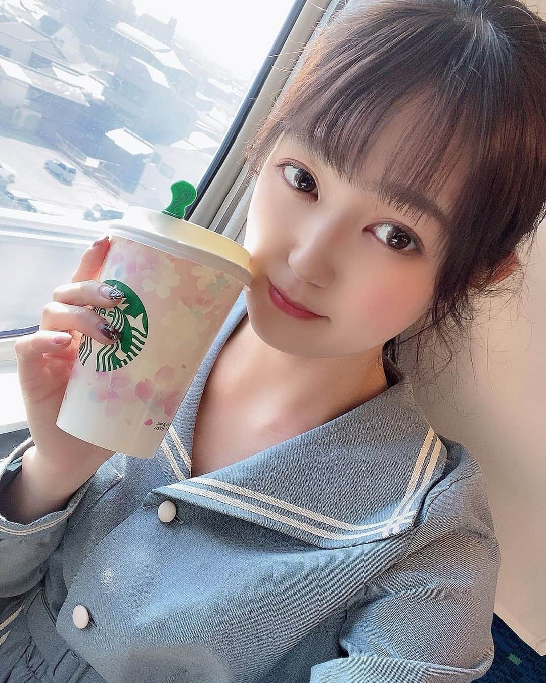 井川なつのインスタグラム：「おはようございます😊！ ・ 最近スタバ行くと、抹茶ラテよく飲んでる🍵🌸 ・ ・ #スタバ #スターバックス #新幹線 #fint」