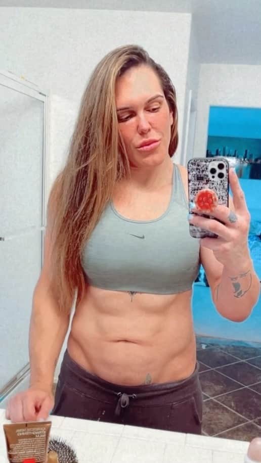 ギャビ・ガルシアのインスタグラム：「Monday motivation’ #selfiemonday Imagine friday 💪🏻💪🏻💪🏻 #goals」