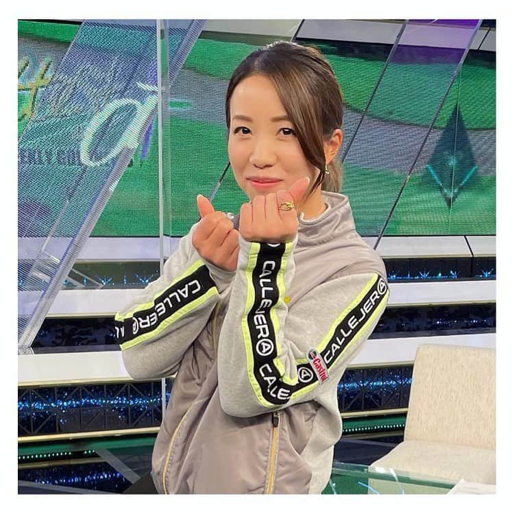 大江香織さんのインスタグラム写真 - (大江香織Instagram)「🍒﻿ ﻿ 『attest ～WEEKLY GOLF NEWS～』﻿ ご覧いただきありがとうございました。 きゅんです。﻿ ﻿ カジェヘラ @callejera__official  の﻿ウェア、袖のロゴが可愛いよね。﻿ ﻿ ﻿ #きゅんですポーズ ﻿ #ポール牧じゃないよ ﻿ ﻿ #golf #ゴルフ #golfwear  #ゴルフウェア #ゴルフ女子 #女子プロゴルファー #attest #アテスト」3月9日 9時09分 - _kaori.ohe_