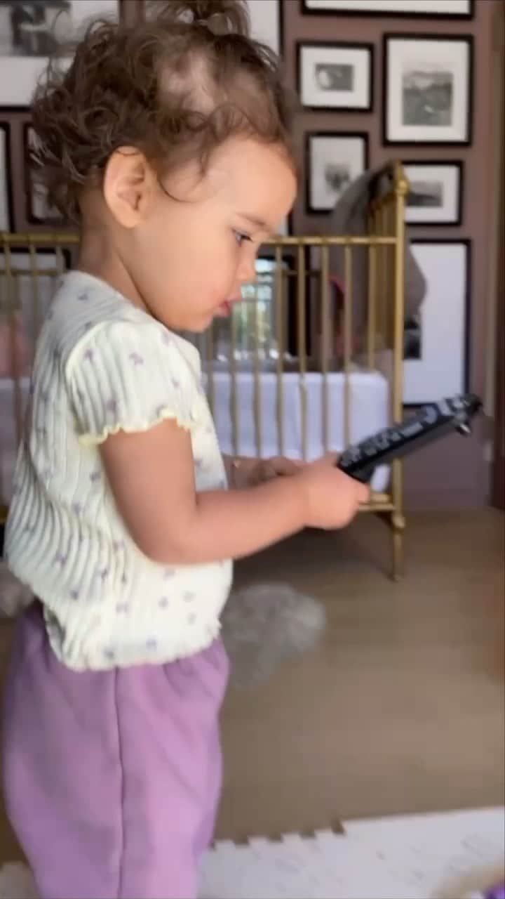 シェイ・ミッチェルのインスタグラム：「Life hack, don’t buy your kid toys. They end up wanting your stuff regardless. At least she snubbed the Chanel 🤷🏽‍♀️ 😂」
