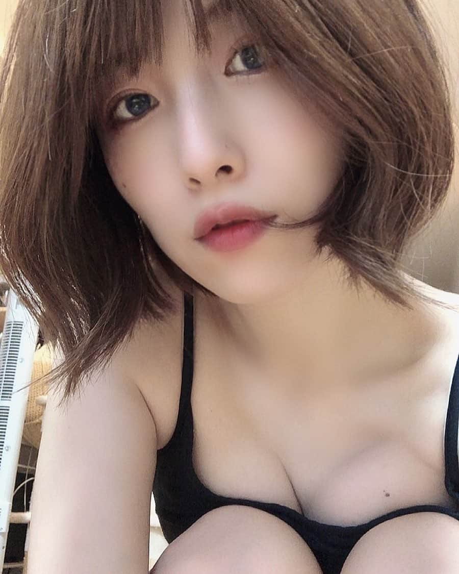 のインスタグラム：「お姉さんに覗き込まれる😘  #グラドル #ポートレート #フリーモデル #グラビア #フリーランス #ポートレートモデル #被写体 #撮影会 #写真好きな人と繋がりたい #カメラ好きな人と繋がりたい #くびれ #美脚 #撮影依頼 #仕事依頼 #ミリドル #portrait #shotting #japanesegirl #cute #kawaii #followme #キャミソール #ショートヘアー女子」
