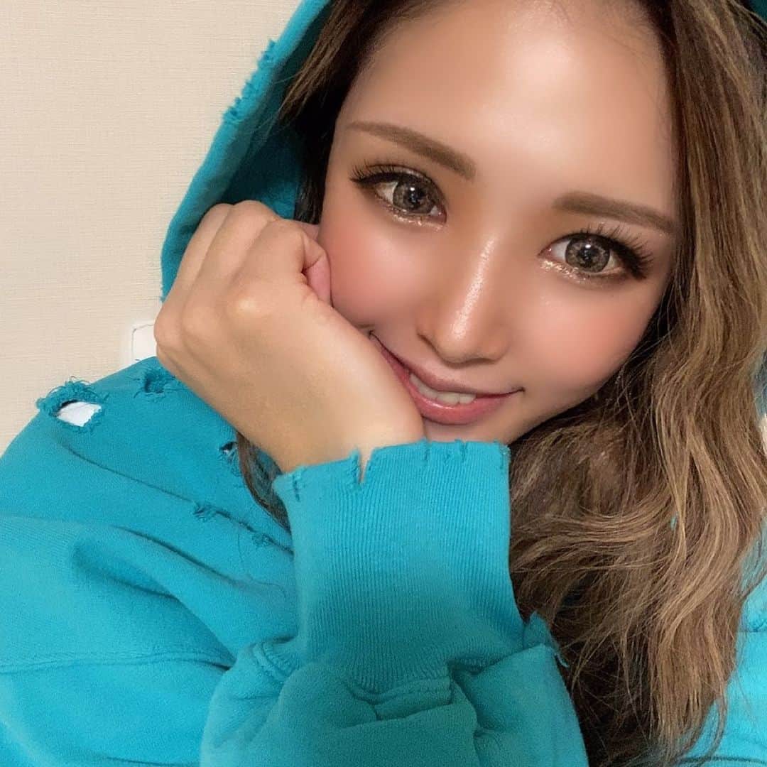 藤咲ひなたのインスタグラム：「おはようございます☀  髪色やばいですね🥺 染めます染めます。笑笑  今日はエステに行って9時出勤だよーん❤️  皆様お待ちしております🥺💓💓  P&J 札幌市中央区南４条西３丁目 N-プレイスビル 5F 011-518-1444 💋藤咲ひなた💋   #美脚#美女 #美人 #美容 #キャバ #ポケパラ #ナイツ #シャンパン #キレイ  #バルセロナグループ  #キャバ嬢 #キャバクラ #ホステス #札幌 #すすきの #中洲 #錦#いいね #ドレス #かわいい #selfie #l4l #大阪 #北新地#ミナミ  #instagood #likeforlikes #followme #f4f」