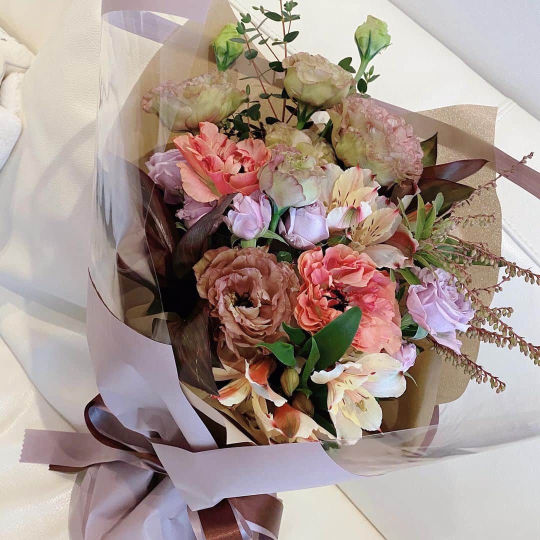 星沙織さんのインスタグラム写真 - (星沙織Instagram)「* * くすみカラーのお花たち❁⃘*.ﾟ so pretty!!!!! * @hihihikaru823  ありがとう♥  センス良すぎる！ * * 歳を重ねるごとに お花の美しさが 分かるように。  お花のプレゼントが 益々嬉しくなりました。  お花のある暮らしって 憧れでした。  20代くらいまで お花を飾るという 心の余裕も 部屋の余裕もw なかったんだと思います。 * * 3枚目の写真は ぷぷがお邪魔虫。 ぶちゅうされてる🌹💋 面白いから載せちゃう！  さよちゃんひかるん 遊びに来てくれて ありがとう〜♡♡ * * #花のある暮らし  #花のある生活  #くすみカラー  #flowers  #flowerstagram」3月9日 10時00分 - saaaaa0rin