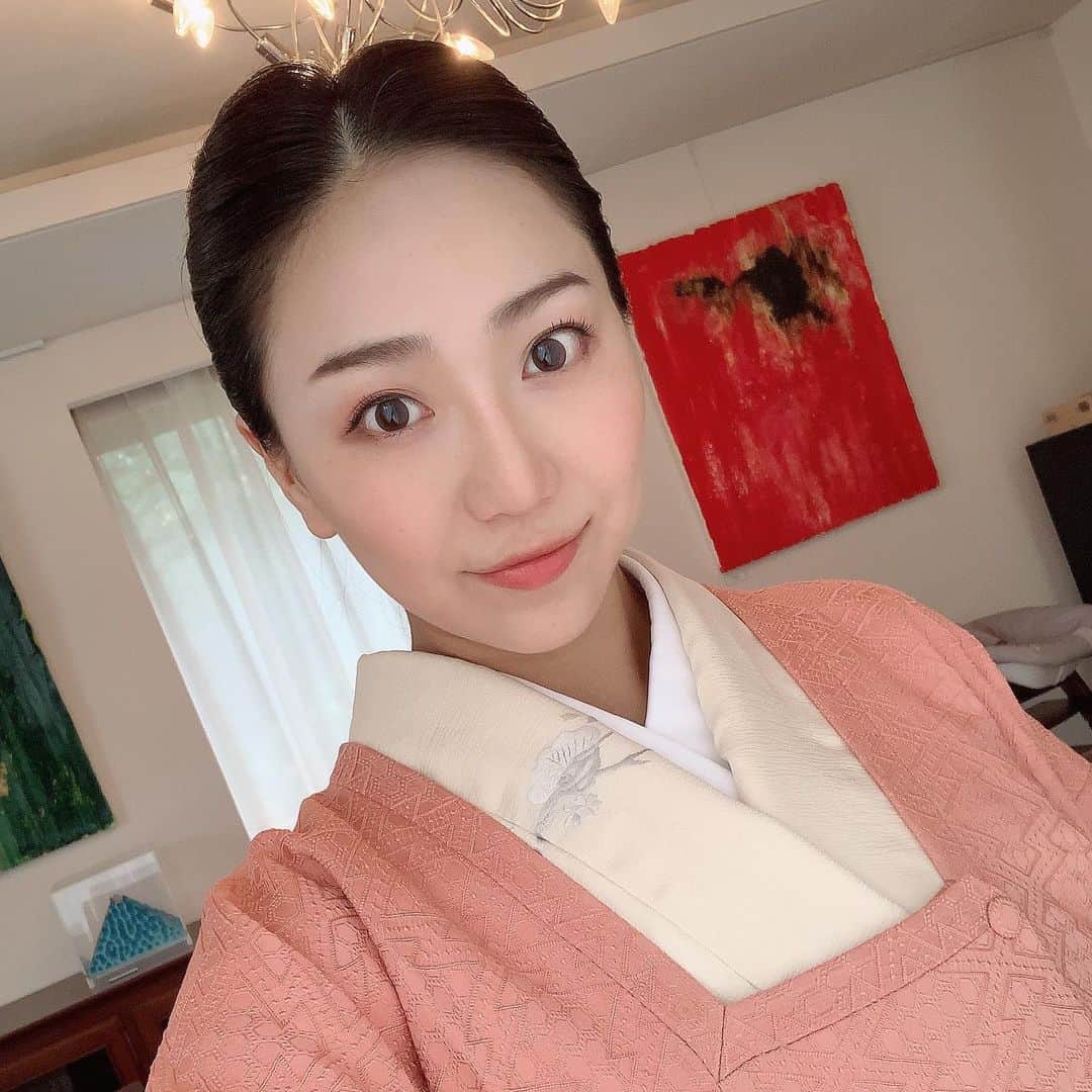 透水さらさのインスタグラム：「ストーリーにもあげましたが 久しぶりのお着物﻿ ﻿ ﻿ 髪も自分でするので毛タボやらカーラーやらの準備が朝から大変ですが﻿ ﻿ 着物は気分上がります﻿ ﻿ ﻿ 素敵な写真撮っていただいたのでまた載せさせてください🌼🌼🌼 #お宮参り #着物」