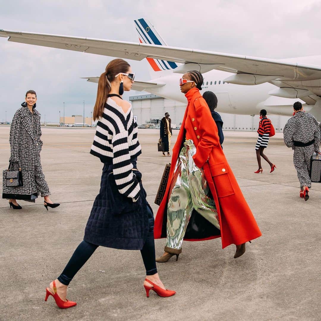 Vogueさんのインスタグラム写真 - (VogueInstagram)「Shot in a cavernous hangar at Charles de Gaulle airport in and around a recently-underused Air France 777, @balmain's film and collection served to whet the appetite for imminent escape even more. Witty accessories included neck-pillow earrings and handbags, paper plane suitcase charms and working compass pendants: “they point you in four directions; to Balmain, to your lover, to a bar, or home,” @olivier_rousteing said.   Tap the link in our bio to see the full @balmain Fall 2021 collection. Photographed by @styledumonde」3月9日 10時24分 - voguemagazine