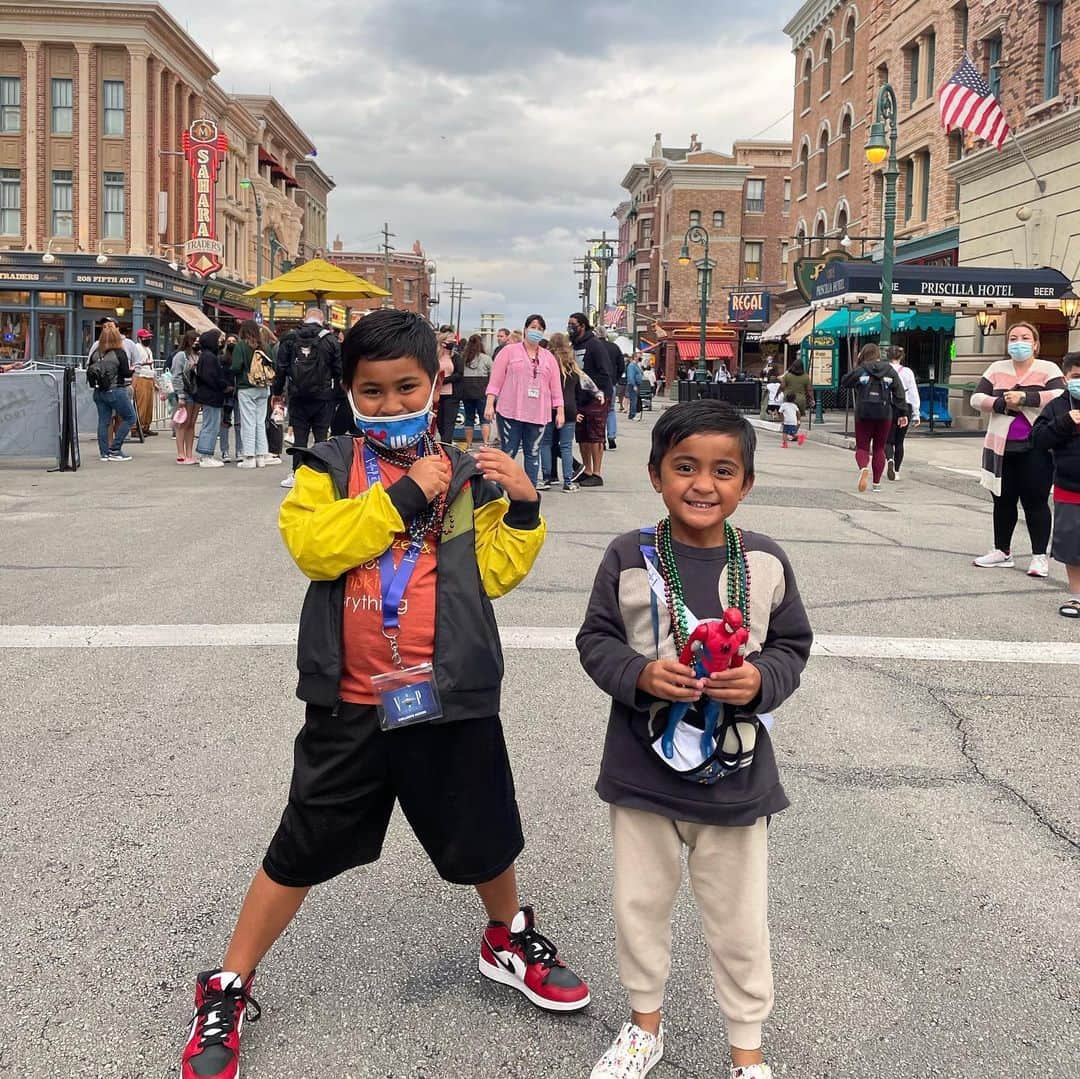 トニー・フィナウさんのインスタグラム写真 - (トニー・フィナウInstagram)「Universal Studios was a blast! Highly recommend the Hagrid ride at Harry Potter World 💯🙌🏾 legit! Thanks @universalorlando for capping off our fun week! #atUniversal」3月9日 10時27分 - tonyfinaugolf