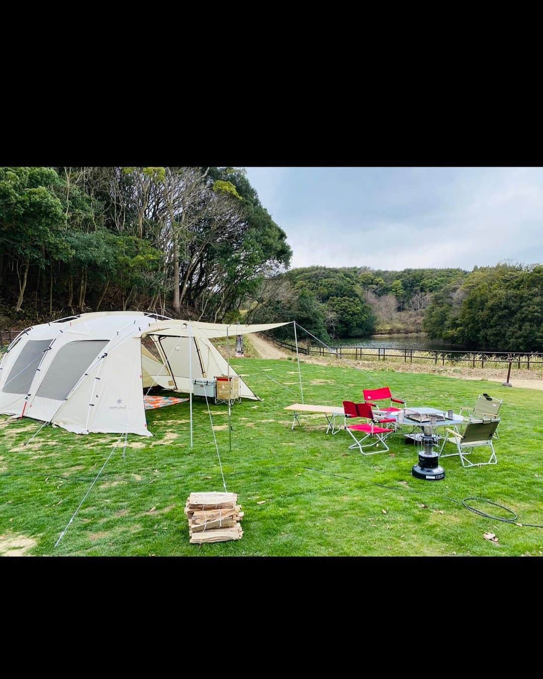 関本賢太郎さんのインスタグラム写真 - (関本賢太郎Instagram)「淡路島にキャンプ🏕に行ってきました😊  チョー初心者な私ですがなんとか設営出来て(YouTubeで何回も勉強した💦)焚火もしてご飯は妻の担当でしたがゆくゆくはキャンプの時はキャンプ飯作れるようになりたいと思いました😤 自然の中に身を置いて風の音を感じ星空はあいにくの曇りで見れませんでしたけどいい思い出になりましたー⤴️ 次はどこ行こ😃  #キャンプ #キャンプといってもキャンプ違い #キャンプ飯 #焚火 #snow peak #スノーピーク #ランドロック #アイボリー」3月9日 11時01分 - sekimoto_kentaro