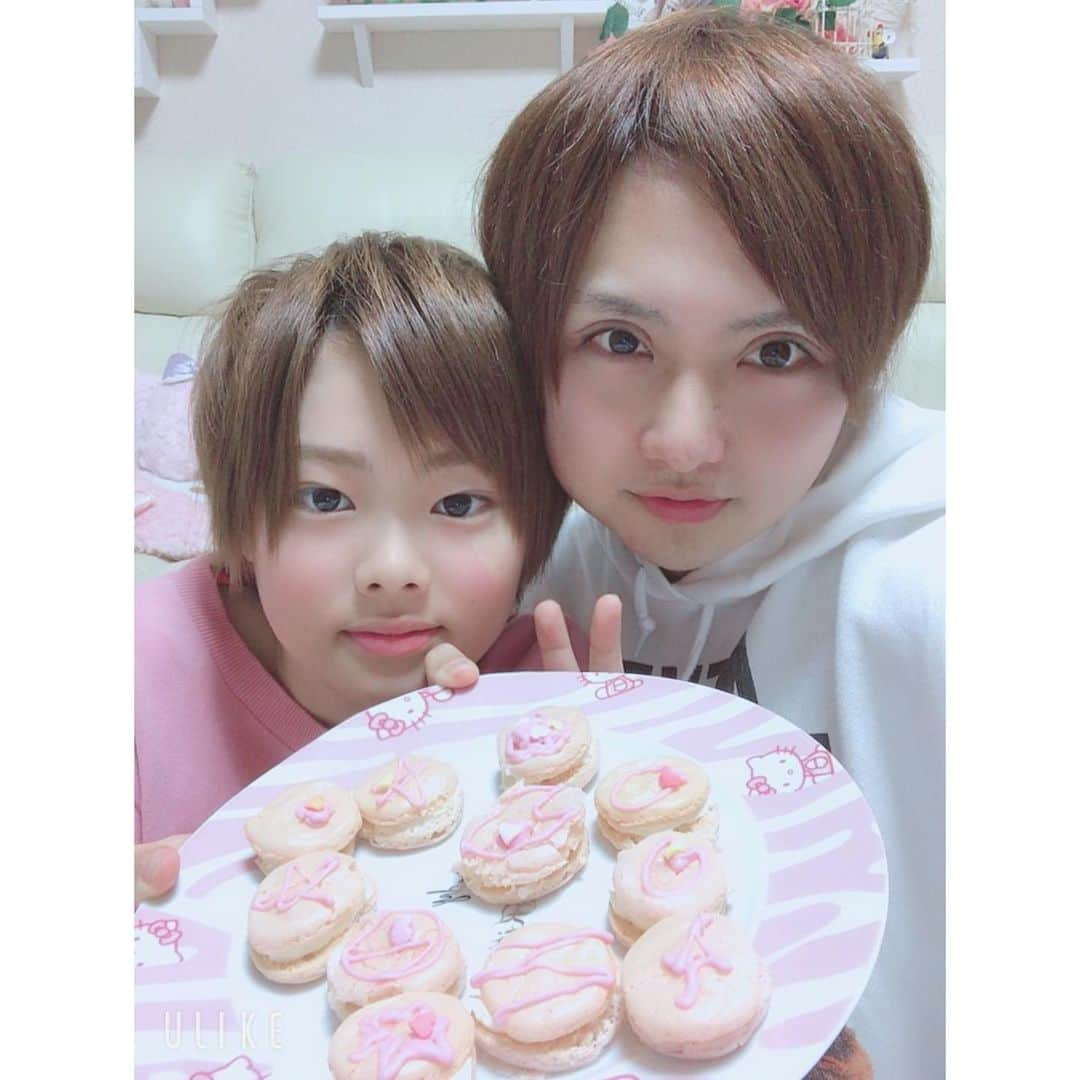 ちいめろのインスタグラム：「あきたんと琉ちゃろがホワイトデーにマカロン作ってくれた❤  #ちいめろ #あきたん #琉ちゃろ #まひめろ #仲良し #ホワイトデー #手作りマカロン #時差グラム #時差が1年になりましたw」