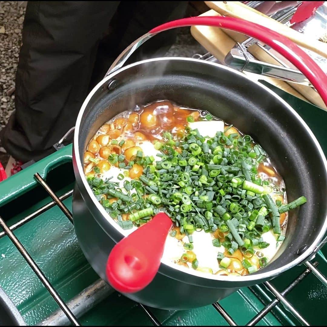 植草克秀のインスタグラム：「赤味噌のなめこのお味噌汁。  具だくさん。赤味噌大好きなんだよね！  #植草克秀  #katsuhideuekusa  #キャンプ #キャンプ飯 #なめこの味噌汁」
