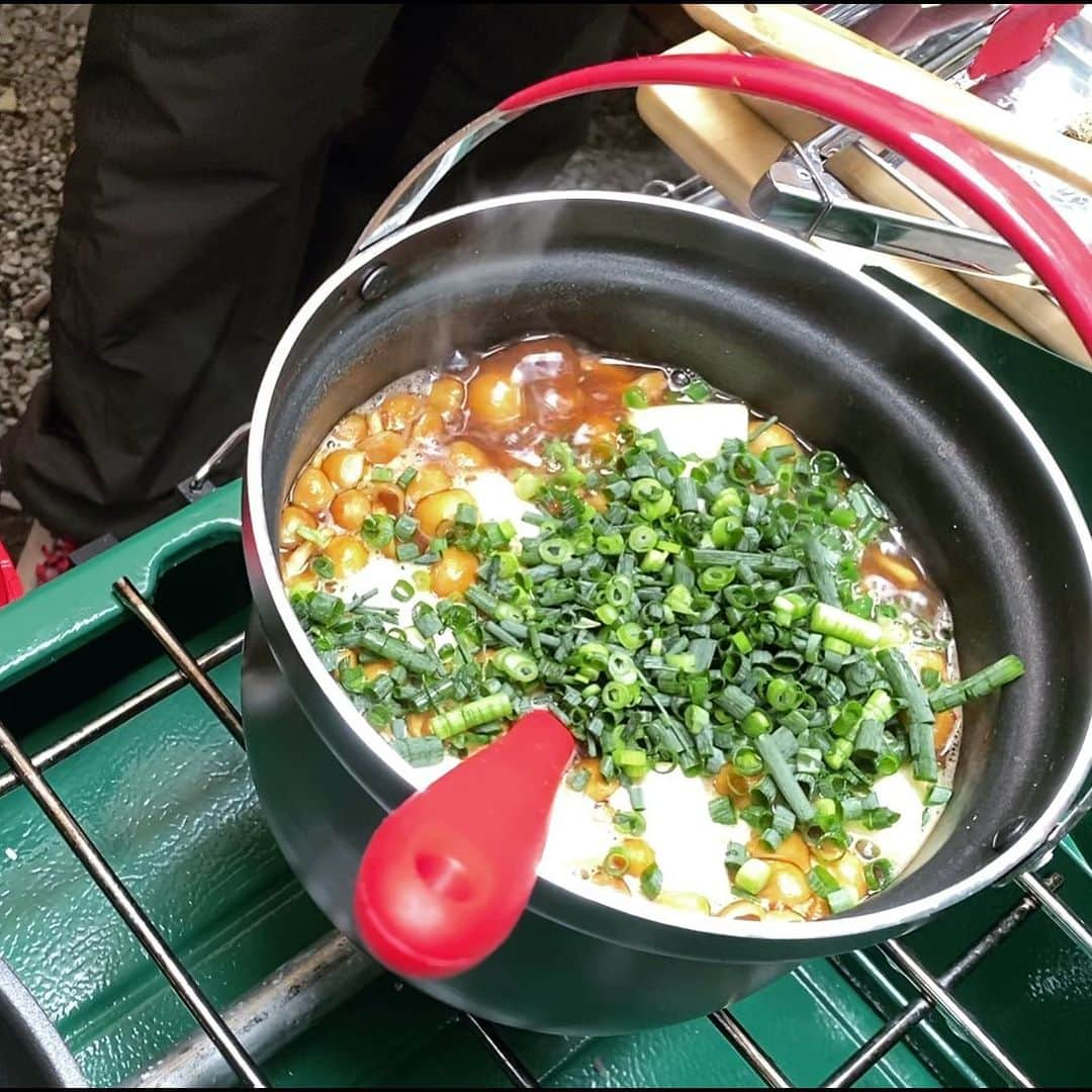 植草克秀さんのインスタグラム写真 - (植草克秀Instagram)「赤味噌のなめこのお味噌汁。  具だくさん。赤味噌大好きなんだよね！  #植草克秀  #katsuhideuekusa  #キャンプ #キャンプ飯 #なめこの味噌汁」3月9日 11時19分 - katsuhideuekusa