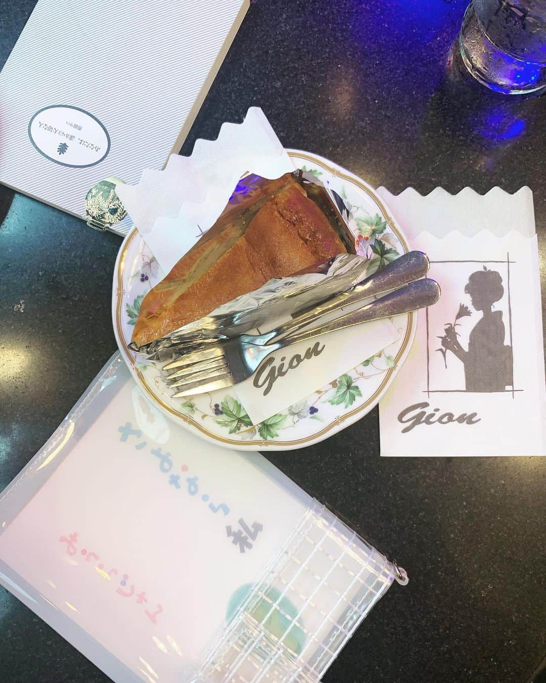 小谷実由さんのインスタグラム写真 - (小谷実由Instagram)「魅惑の空間Gionで月1読書会。📚 最近ずっとチーズケーキのことを考えていた、、うまいなチーズケーキ、、、🦭🌹」3月9日 11時34分 - omiyuno