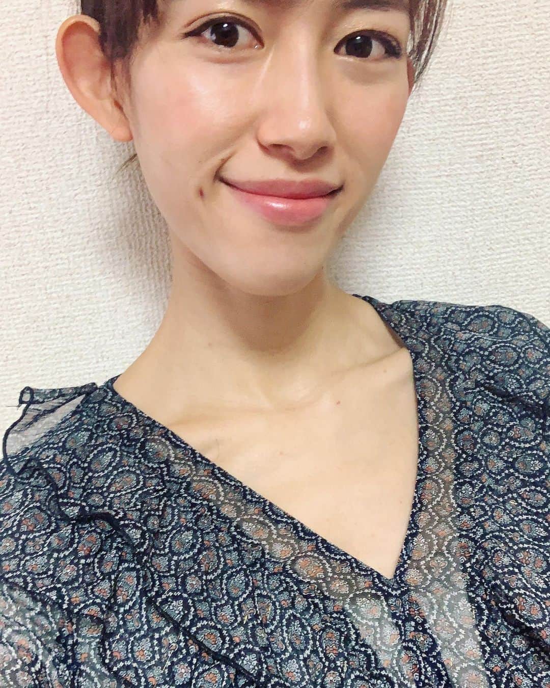 のインスタグラム：「昨日は沢山歩いて沢山お話して沢山食べて🥺笑﻿ ﻿ 充実した日に感謝💓﻿ ﻿ 今日もお仕事頑張ります✊﻿  #model #伊藤由佳 #鎖骨美人 #鎖骨 #ワンピース #zara #アップヘア」