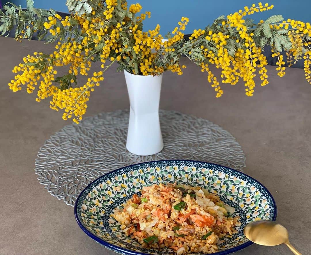 阿部優貴子のインスタグラム：「今日のランチは鮭チャーハン。  食卓のミモザといい、 彩りが春っぽくて😌🌸🌸🌸  予定日が近づいてきて、 ちょっとでも前兆らしきものがあると ドキドキソワソワな毎日。🤰 皆さんこんな気持ちで過ごすのだなぁと実感してます。🙄🌸 良い1日を✌️  #あべゆきごはん#ミモザ#花のある暮らし #在宅ランチ#プレママ#初マタ」