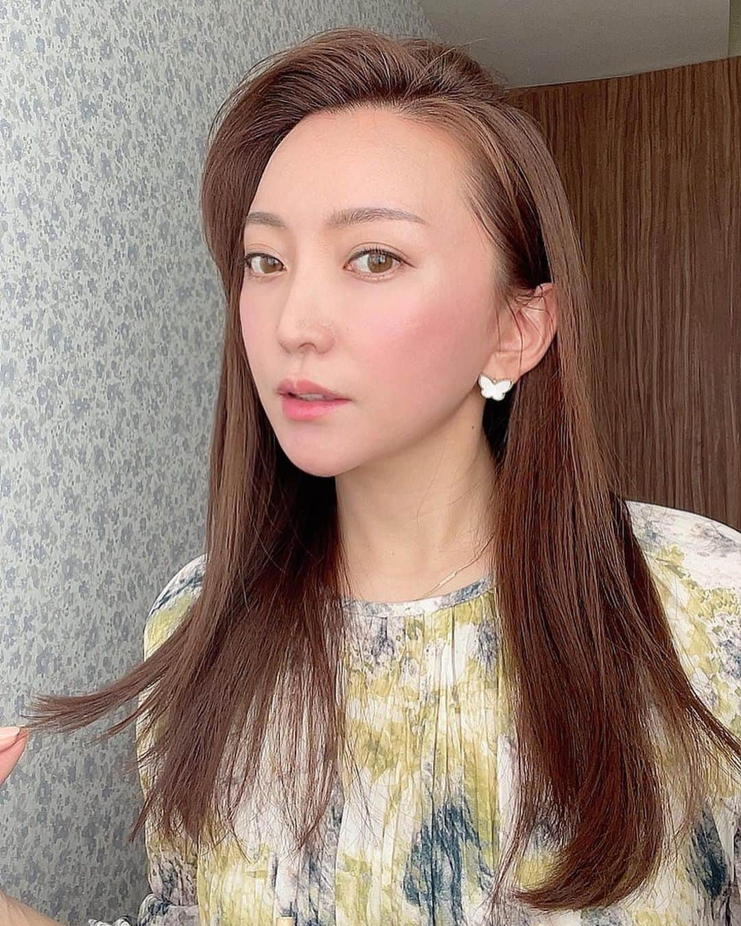 加藤綾菜さんのインスタグラム写真 - (加藤綾菜Instagram)「3カ月ぶりアリーズヘアに行きました❤️ @allyssuke1216  に髪質改善してもらいました🌸🥺 サラサラしすぎて触る手が滑った😗笑 気づけばこんなに長くなっていた〜❣️❣️ 助さんのおかげで綺麗に伸ばすことが出来て嬉しい😢😢 @allyssuke1216 ありがとうございました✨ #表参道 #渋谷 #アリーズヘア #髪質改善」3月9日 12時08分 - katoayana0412