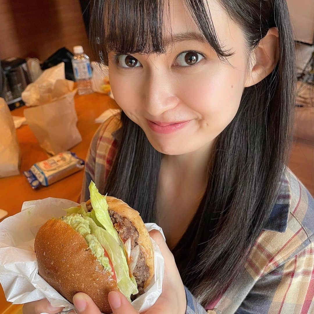 未梨一花さんのインスタグラム写真 - (未梨一花Instagram)「宮古島ランチ🍔   撮影2日目はハンバーガーでした！ おいしかったなぁ🤤❤️   しっかり食べて撮影したから あのシーンはお腹が気になるかも…///     発売まであと10日📣 ご予約お待ちしております！！！ ((URLはストーリーに残してます))       #6thdvd #もう撮らないで #3月19日発売 #竹書房 #オフショット」3月9日 12時01分 - 1ka__3ri