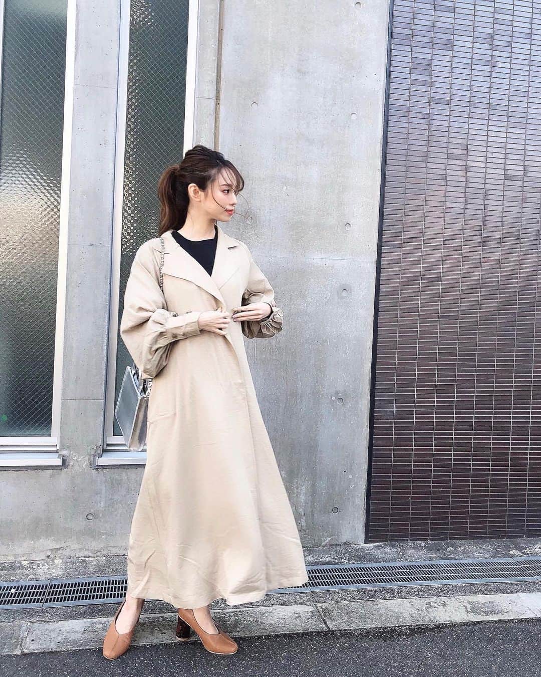 白岩まちこのインスタグラム：「≫≫👗... 𝘤𝘰𝘰𝘳𝘥𝘪𝘯𝘢𝘵𝘦 【⚠️お得情報あり 】  ㅤㅤㅤㅤㅤㅤㅤㅤㅤㅤㅤㅤㅤㅤㅤㅤㅤㅤㅤㅤㅤ 𝘛𝘰𝘥𝘢𝘺'𝘴 𝘤𝘰𝘥𝘦...❤︎ ㅤㅤㅤㅤㅤㅤㅤㅤㅤㅤㅤㅤㅤㅤㅤㅤㅤㅤㅤㅤㅤ  昨日ストーリーにチラッと載せたら メッセージも多かったトレンチコート🧥✨ ㅤㅤㅤㅤㅤㅤㅤㅤㅤㅤㅤㅤㅤ ㅤㅤㅤㅤㅤㅤㅤㅤㅤㅤㅤㅤㅤ  🧥  @bonlecill_official ㅤㅤㅤㅤㅤㅤㅤㅤㅤㅤㅤㅤㅤ  3/10(wed)12:00に @kumika_iiio2 さんがオープニングアンバサダーを務める 【 BONLECILL/ボンルシール 】という新ブランドがZOZOTOWNにオープン🛒❤︎  ㅤㅤㅤㅤㅤㅤㅤㅤㅤㅤㅤㅤㅤ ㅤㅤㅤㅤㅤㅤㅤㅤㅤㅤㅤㅤㅤ 年齢を問わずにファッションを楽しむ すべての女性に "今っぽさ"と "こなれ感"を キーワードにお洋服展開をしているブランド❤︎  ㅤㅤㅤㅤㅤㅤㅤㅤㅤㅤㅤㅤㅤ ㅤㅤㅤㅤㅤㅤㅤㅤㅤㅤㅤㅤㅤ オープニング記念として 3/10(wed)限定で 全品20%off ＋ ¥1,000 offのクーポンが発行されるから、このトレンチコートも ¥3,792(税込)で買えるん🧥👏🏻✨安すぎ。笑 ㅤㅤㅤㅤㅤㅤㅤㅤㅤㅤㅤㅤㅤ ㅤㅤㅤㅤㅤㅤㅤㅤㅤㅤㅤㅤㅤ  裏地もなくて、落ち感のあるテロッとした素材やから、シャツみたいに軽く羽織るタイプのトレンチ。  ㅤㅤㅤㅤㅤㅤㅤㅤㅤㅤㅤㅤㅤ ㅤㅤㅤㅤㅤㅤㅤㅤㅤㅤㅤㅤㅤ  バックスリットが大胆に入ってるから、 動くたびにコートもいい感じにユラユラ🧥🍃  ㅤㅤㅤㅤㅤㅤㅤㅤㅤㅤㅤㅤㅤ  バックのリボンは後ろで結んでも可愛いし、 前に持ってきてウエストマークしても🥰👌🏻 ㅤㅤㅤㅤㅤㅤㅤㅤㅤㅤㅤㅤㅤ ㅤㅤㅤㅤㅤㅤㅤㅤㅤㅤㅤㅤㅤ ㅤㅤㅤㅤㅤㅤㅤㅤㅤㅤㅤㅤㅤ  カラーは ベージュ/オフホワイト/カーキ/チャコールの４色あったよ🎨 ㅤㅤㅤㅤㅤㅤㅤㅤㅤㅤㅤㅤㅤ ㅤㅤㅤㅤㅤㅤㅤㅤㅤㅤㅤㅤㅤ  ちなみに、158cmでこれぐらいの丈✨ ㅤㅤㅤㅤㅤㅤㅤㅤㅤㅤㅤㅤㅤ ㅤㅤㅤㅤㅤㅤㅤㅤㅤㅤㅤㅤㅤ  明日オープンのshopやから、 また明日ストーリーに載せるね...💻🎶  ㅤㅤㅤㅤㅤㅤㅤㅤㅤㅤㅤㅤㅤ ㅤㅤㅤㅤㅤㅤㅤㅤㅤㅤㅤㅤㅤ 今日の夜はメイク動画を投稿予定🙋🏻‍♀️‼️  ㅤㅤㅤㅤㅤㅤㅤㅤㅤㅤㅤㅤㅤ ㅤㅤㅤㅤㅤㅤㅤㅤㅤㅤㅤㅤㅤ 20:30ぐらいインスタ集合ね😘！！  ㅤㅤㅤㅤㅤㅤㅤㅤㅤㅤㅤㅤㅤ ㅤㅤㅤㅤㅤㅤㅤㅤㅤㅤㅤㅤㅤ ㅤㅤㅤㅤㅤㅤㅤㅤㅤㅤㅤㅤㅤ ㅤㅤㅤㅤㅤㅤㅤㅤㅤㅤㅤㅤㅤ ㅤㅤㅤㅤㅤㅤㅤㅤㅤㅤㅤㅤㅤ ㅤㅤㅤㅤㅤㅤㅤㅤㅤㅤㅤㅤㅤ ㅤㅤㅤㅤㅤㅤㅤㅤㅤㅤㅤㅤㅤ  #トレンチコート#ステンカラーコート #スプリングコート#コート #30代コーデ #着こなし#ファッション部#今日のコーディネート #プチプラファッション#ファッションコーデ #PR#BONLECILL#ボンルシール」