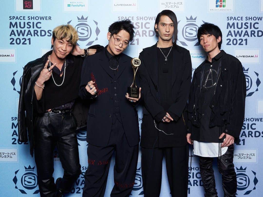 鈴木重伸のインスタグラム：「スペシャアワード「BEST CONCEPTUAL LIVE」受賞させていただきありがとうございました。 ライブを共に作り上げてくれたスタッフ、お客さん、そしてもちろんメンバーにも感謝です。 これからもオーラルをよろしくお願いいたします。」