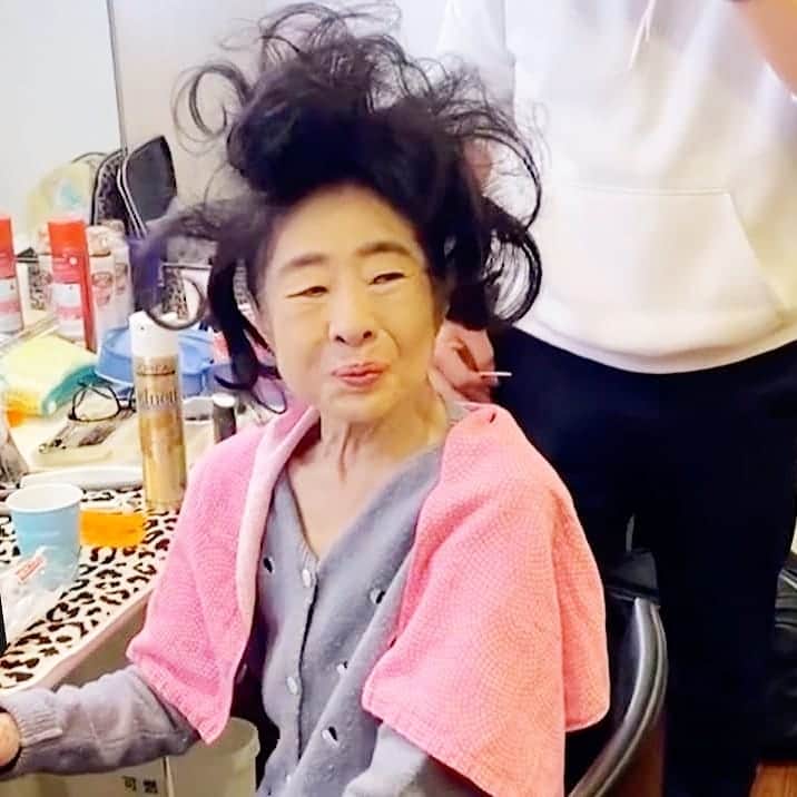 のインスタグラム：「皆さんこんにちは！中村玉緒でございます。  昨日に続いて、ユーチューブに新しい作品上がってまっせ〜！(ぐふふふふ)  どうぞ、インスタグラムの表紙にあるアドレスから観れますので、押して下さいね〜。  また感想も待ってますよ〜！  ゆっくりですけど、 ちゃんと読ませてもろてます。  こういうのもええもんですなぁ。  感謝致します🍀  それでは、皆さん良い１日にして下さいね〜。 またね〜。  #ありがとう #徹子の部屋 #裏側 #楽屋 #ユーチューブ #中村玉緒」