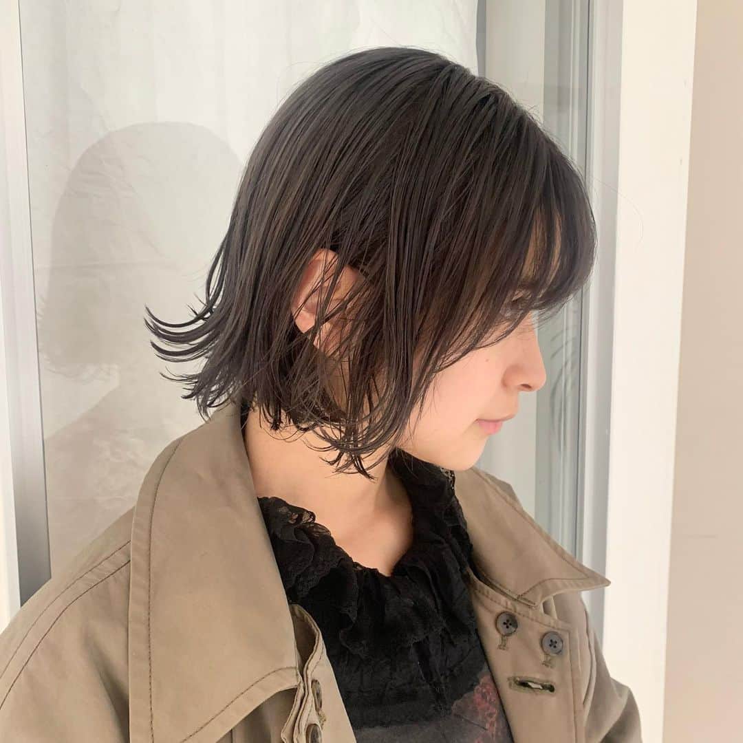 NANA HOSOYAさんのインスタグラム写真 - (NANA HOSOYAInstagram)「gray beige🤍🤍🤍 顔まわり〜サイドにかけて繋げています✂︎ 後ろは巻いても巻かなくてもパツっとかわいいようにカットです。 いつもありがとう♡えみちゃんの作るお洋服、これからも楽しみにしてます☺️ @___emary」3月9日 22時55分 - nana_hair_tokyo